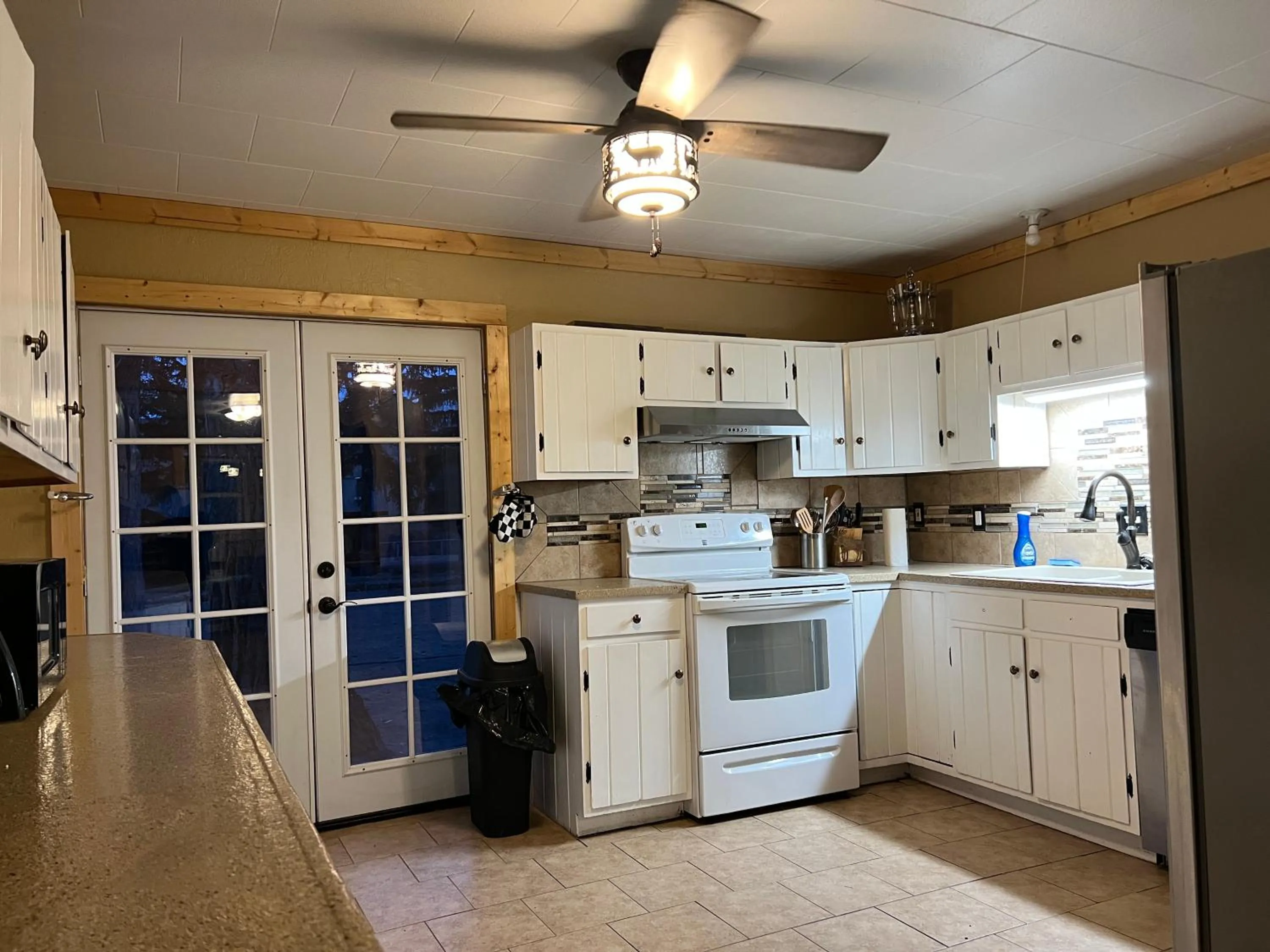 Kitchen or kitchenette in Chinook Winds Lodge