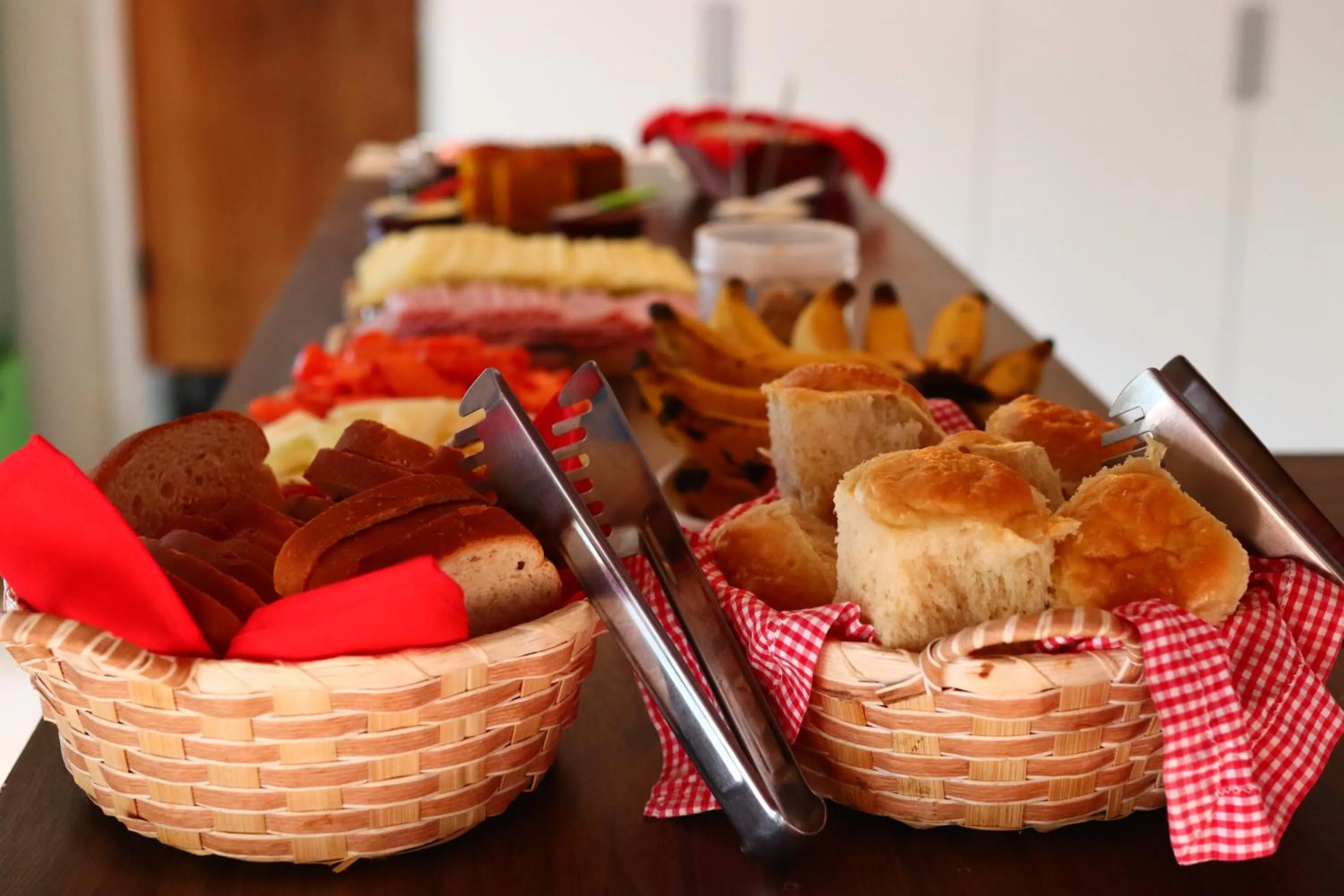Buffet breakfast in Garden 437 Suítes