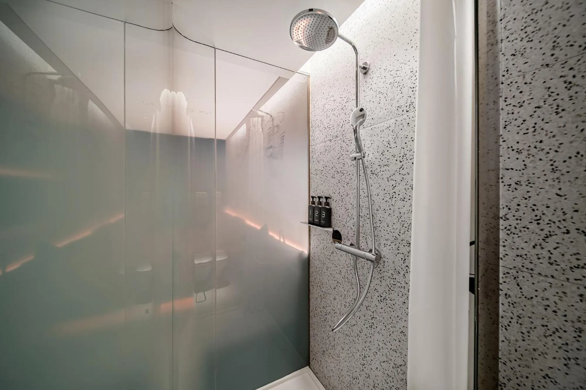 Shower in CitiGO Hotel Shenzhen Shekou Cruise Center Seaview Near Taizi Bay K11