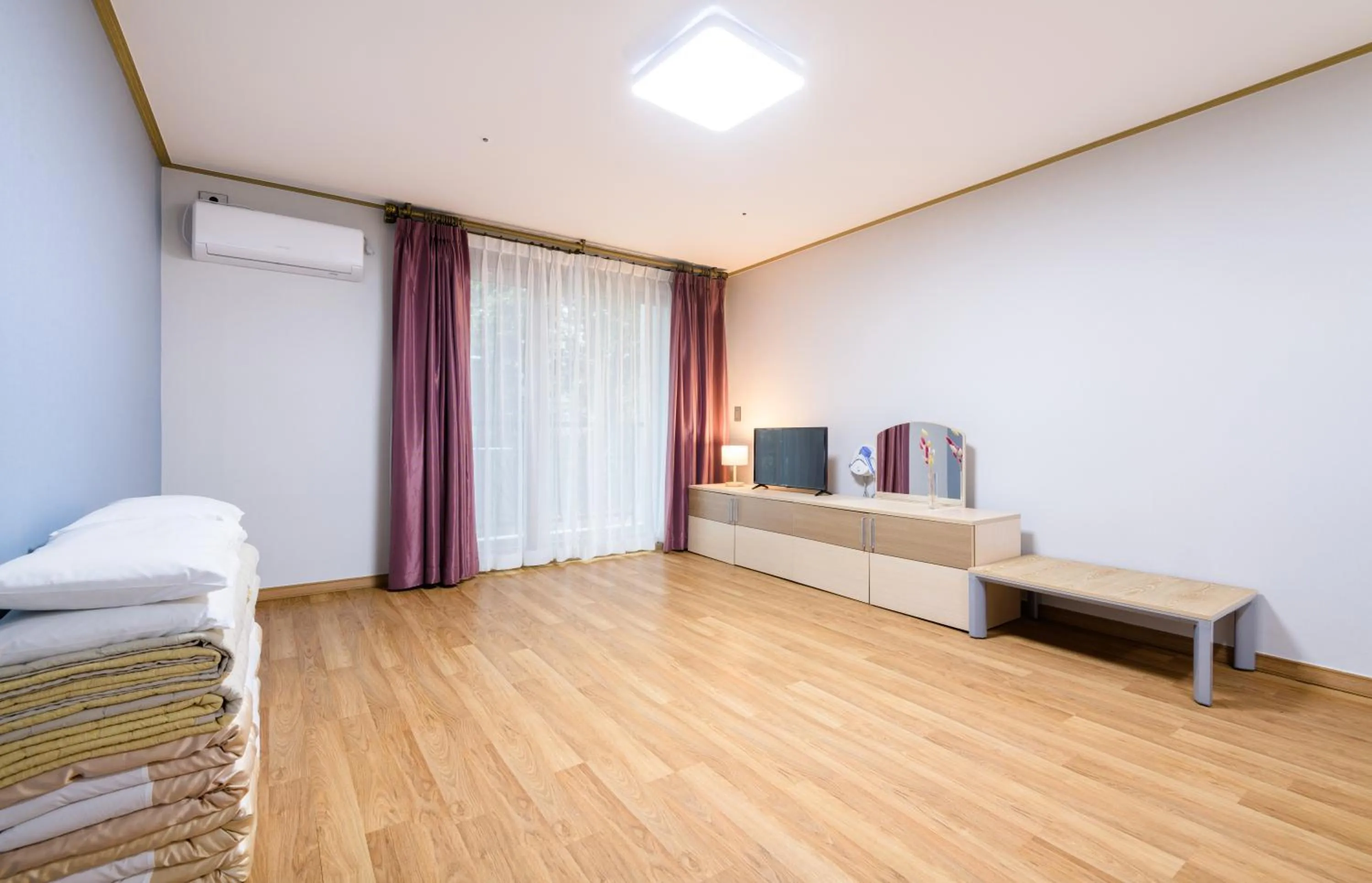 Photo of the whole room, Bed in Seogwipo Worldcup Resort