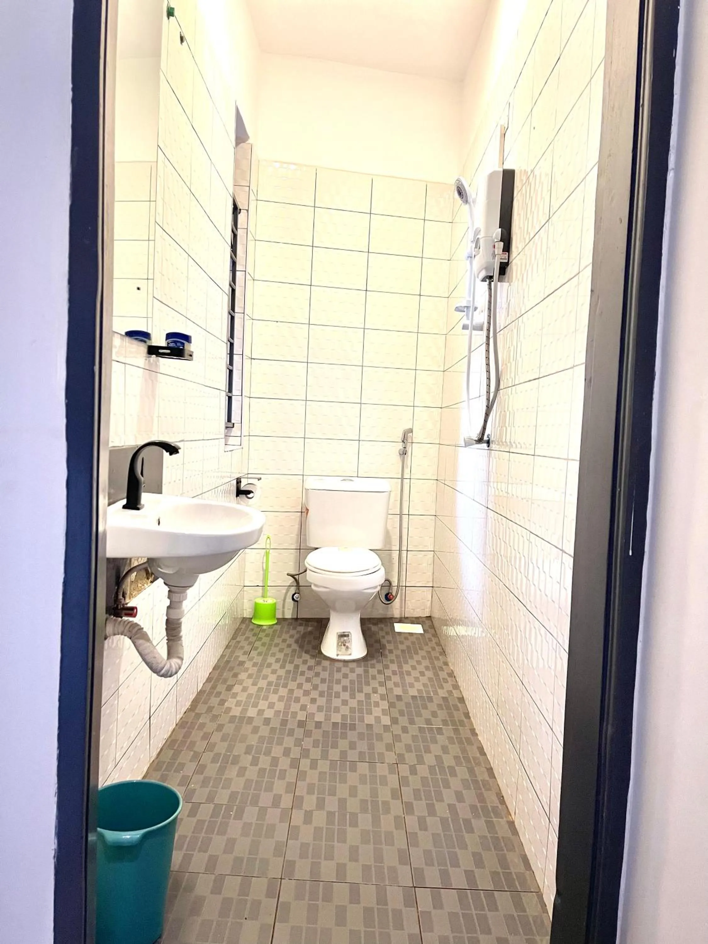 Shower in Ashleys Hotel