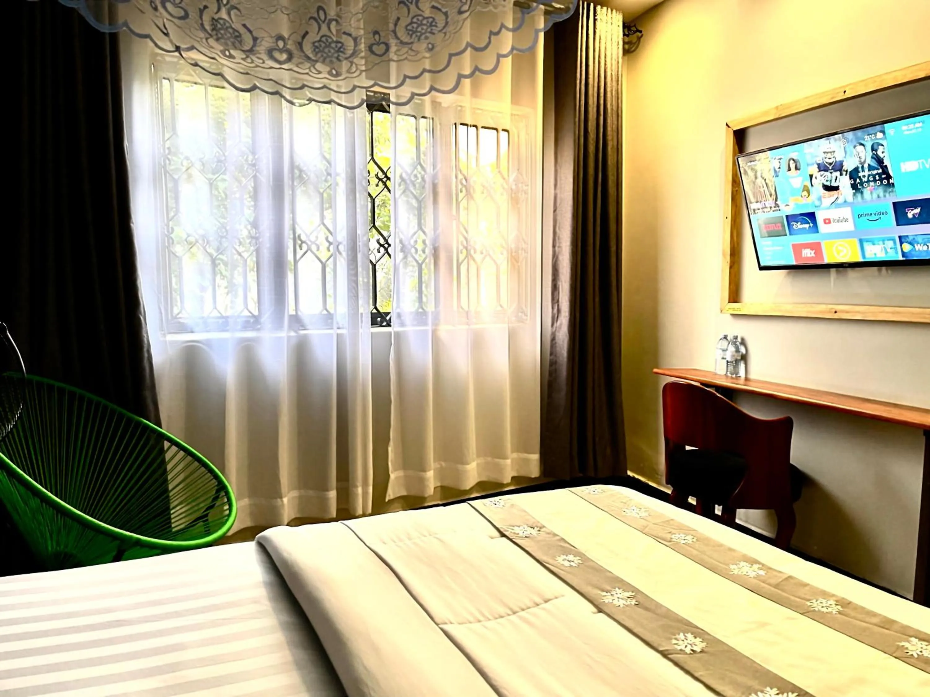 TV and multimedia, Bed in Ashleys Hotel