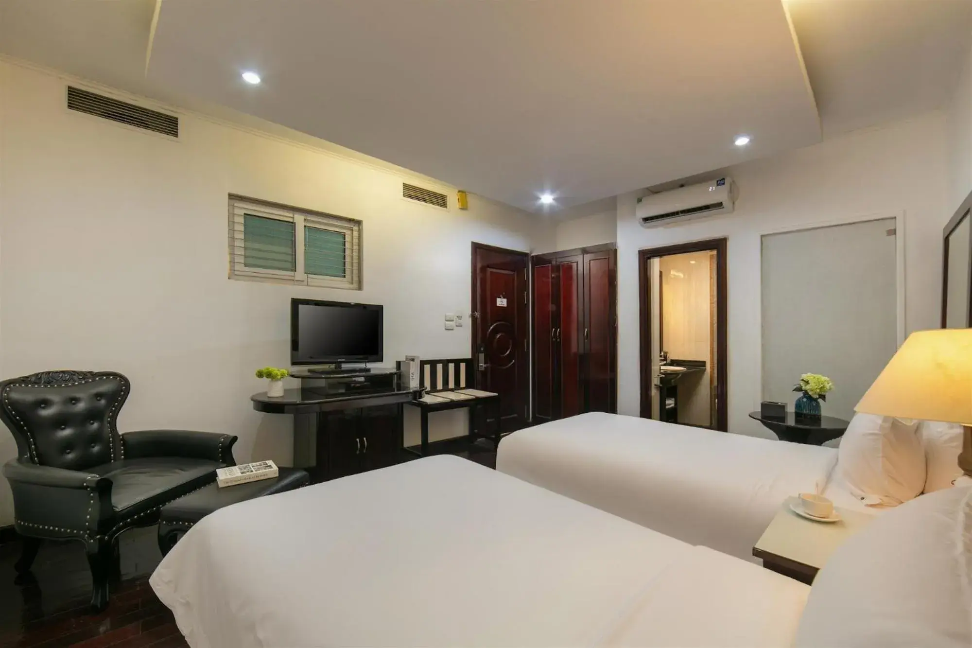 Superior Twin Room in Hanoi Traveller House Superior Twin Room in Hanoi Traveller House