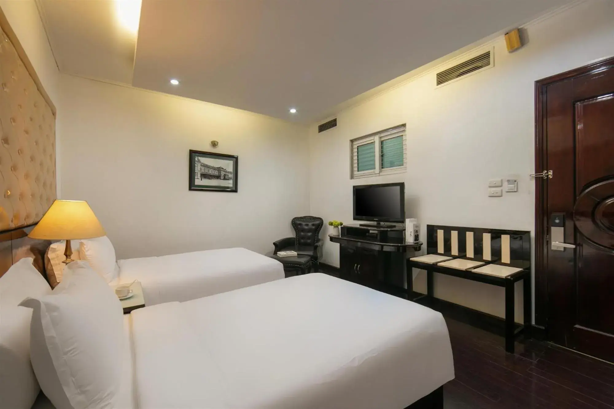 Superior Twin Room in Hanoi Traveller House Superior Twin Room in Hanoi Traveller House