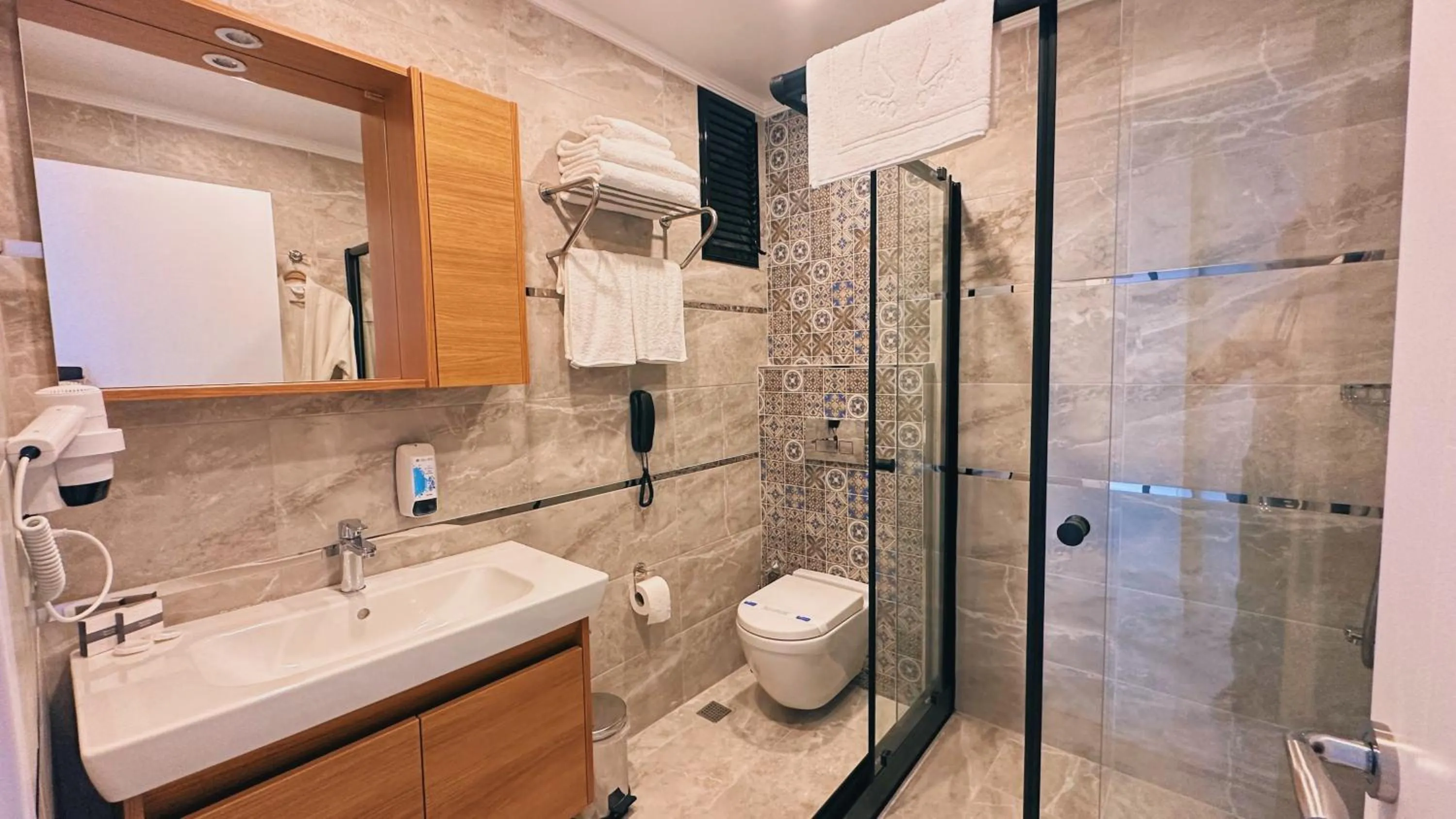 Shower in BİLİRİS HOTEL