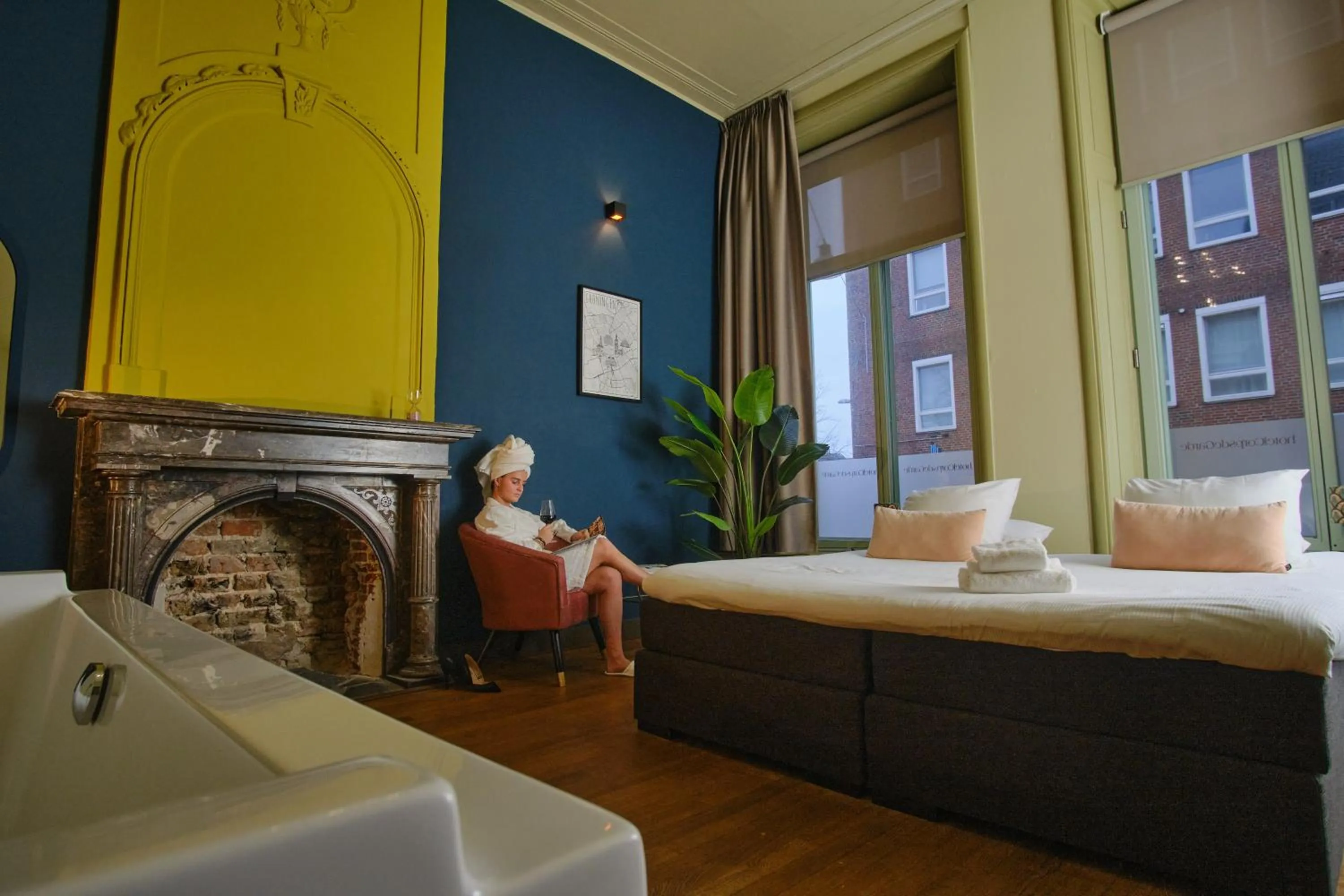 Bathroom, Bed in Hotel Corps de Garde