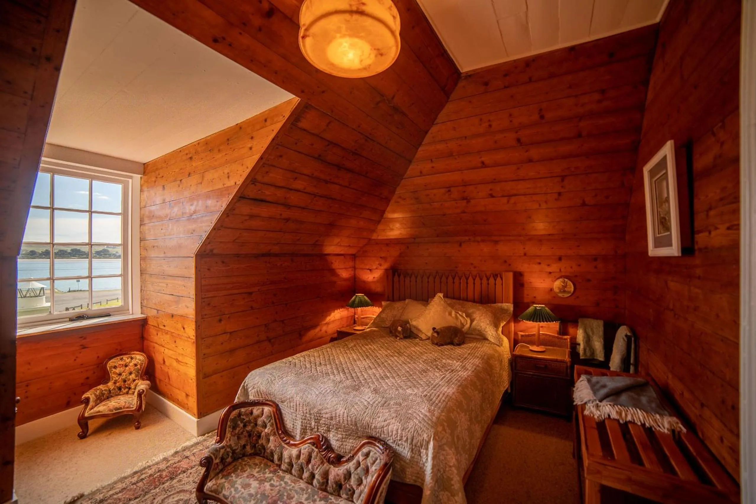 TV and multimedia, Bed in Poet's Cottage Stanley