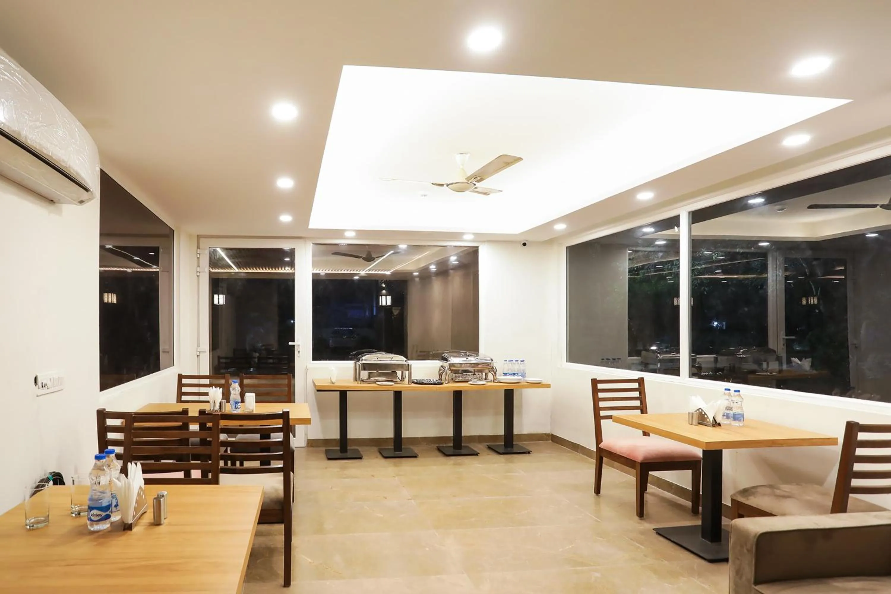 Restaurant/places to eat in Super Townhouse MA-32