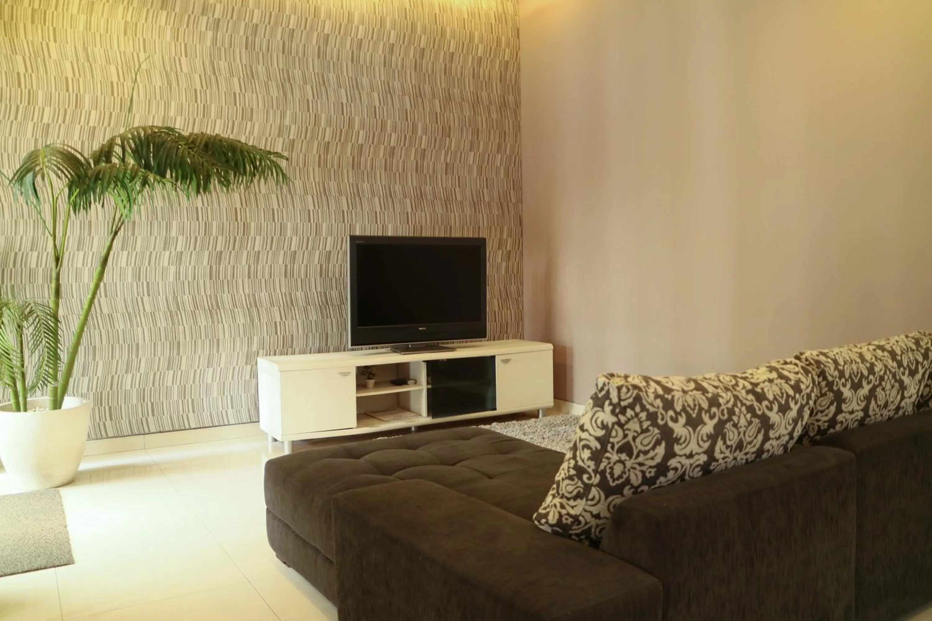 Communal lounge/ TV room in Rumah Teteh - Plemburan