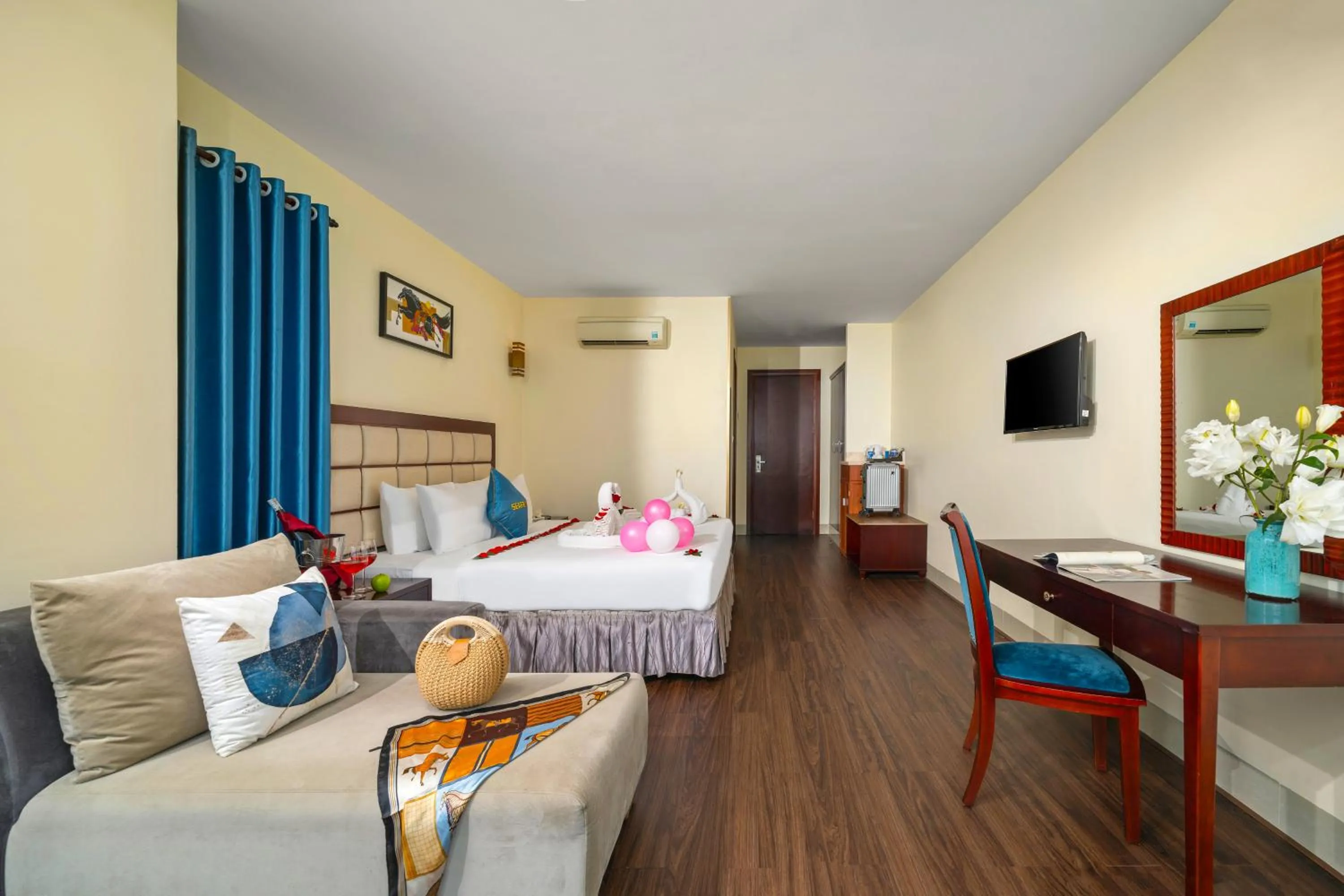 Communal lounge/ TV room, Bed in SeaFront Hotel DaNang