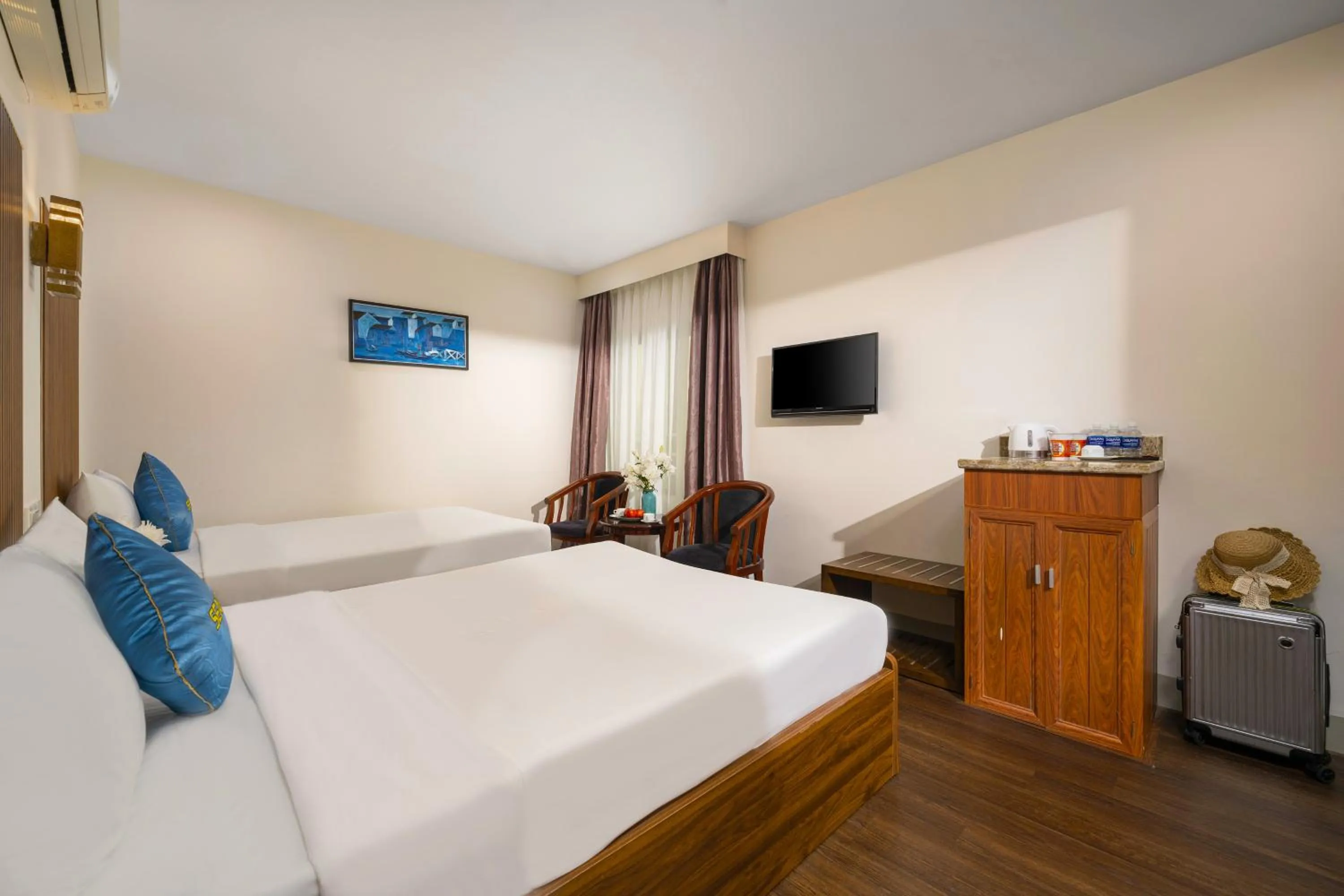 Communal lounge/ TV room, Bed in SeaFront Hotel DaNang