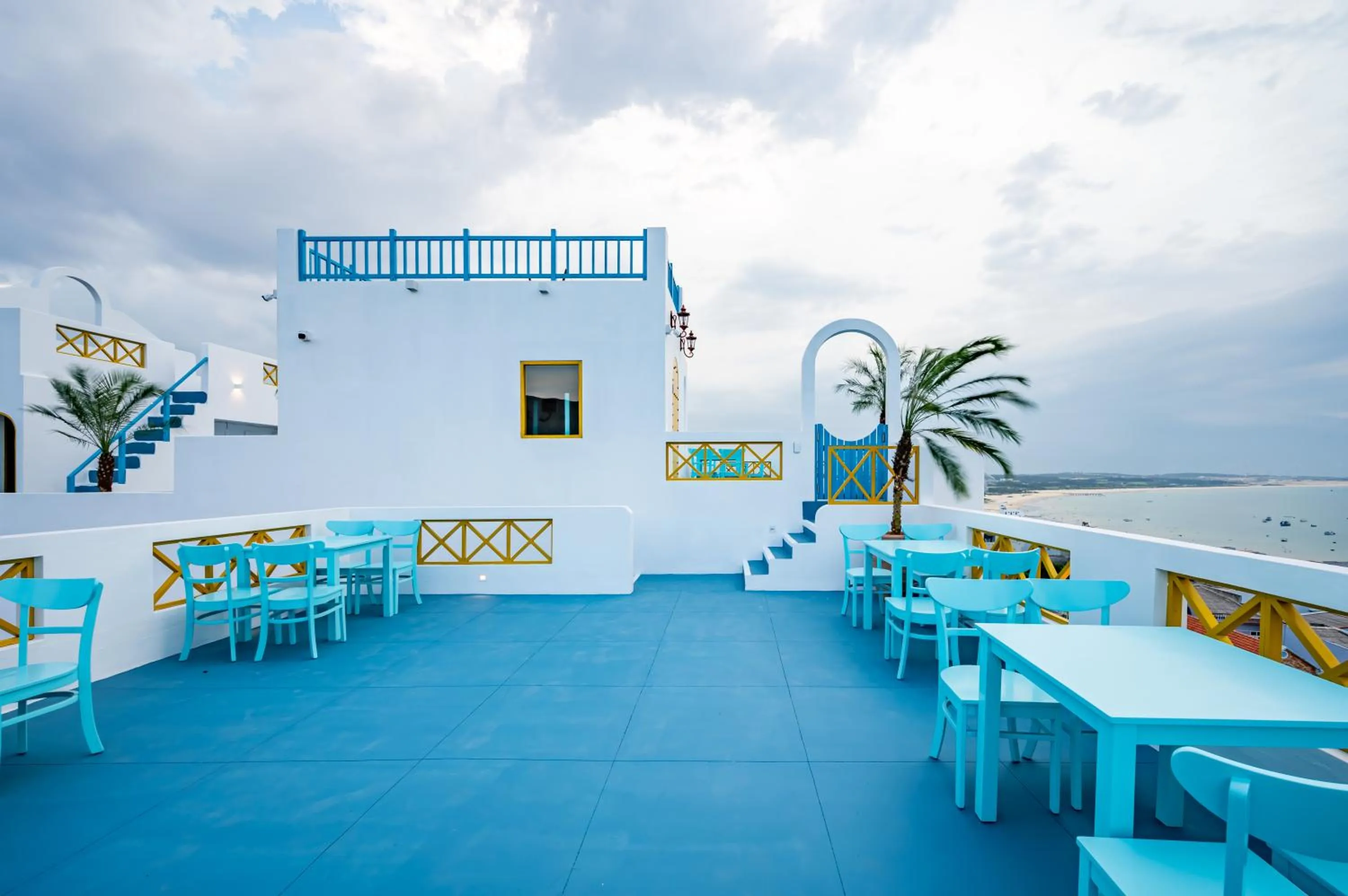 Restaurant/places to eat in Happiness Hotel