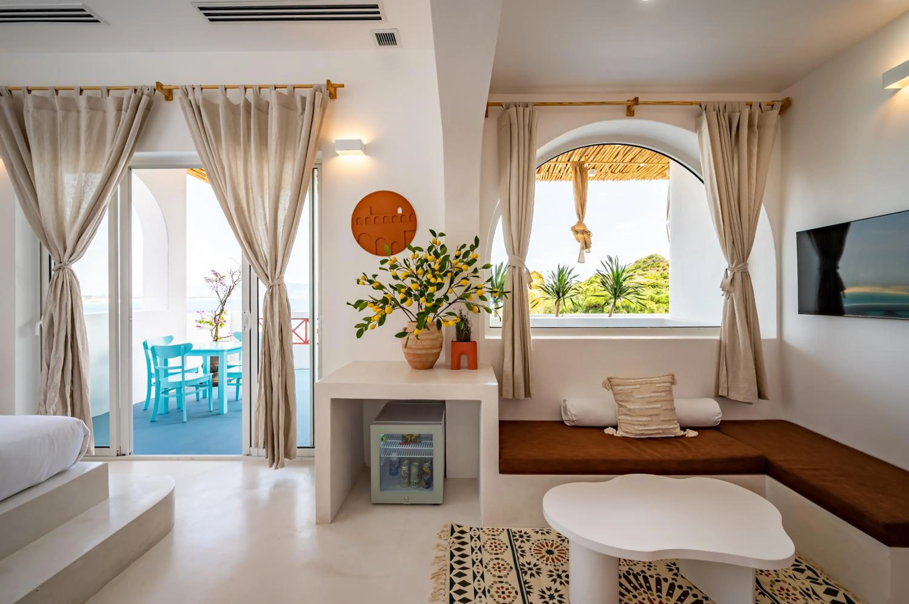 TV and multimedia in Happiness Hotel