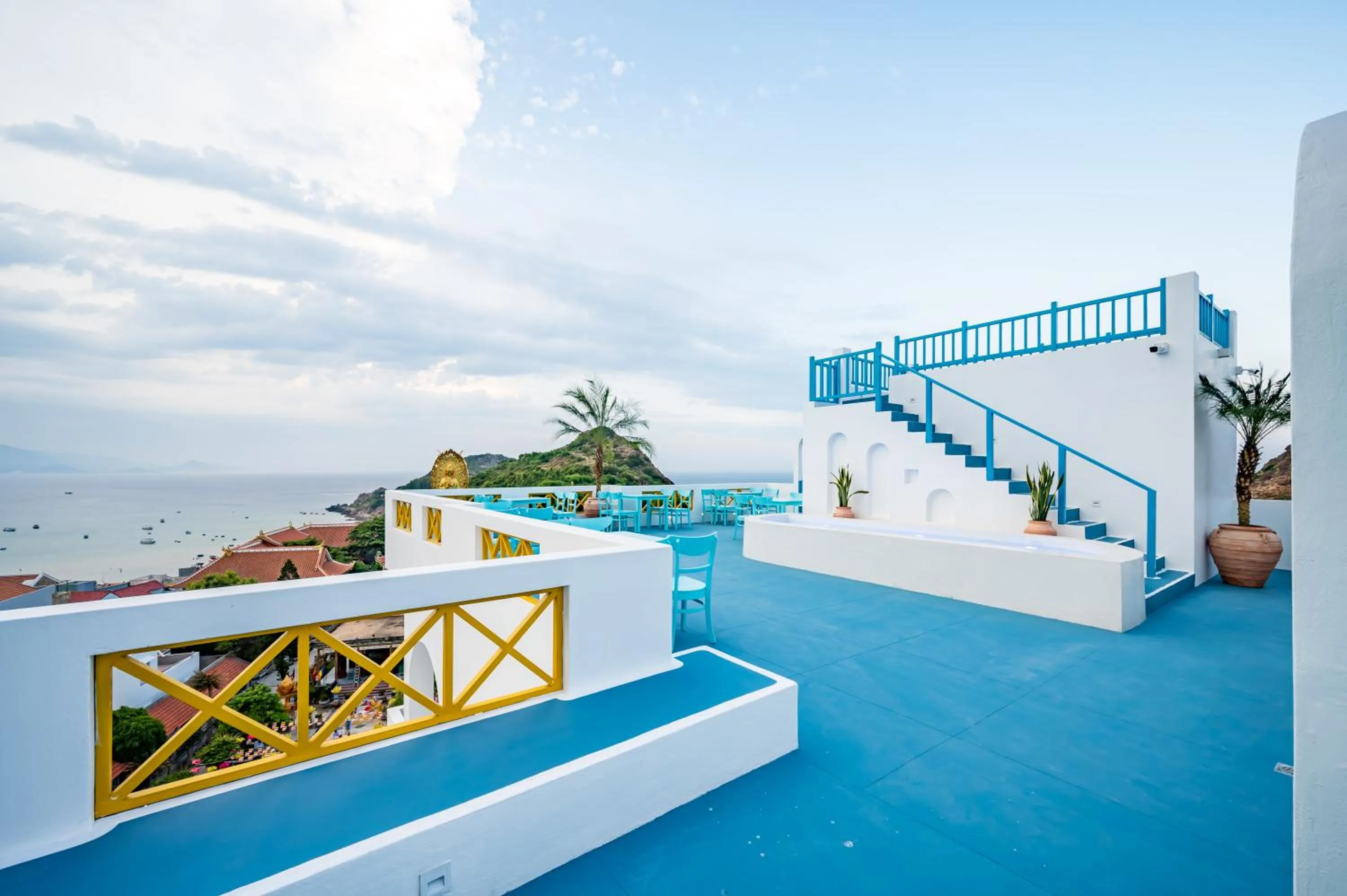 Restaurant/places to eat in Happiness Hotel