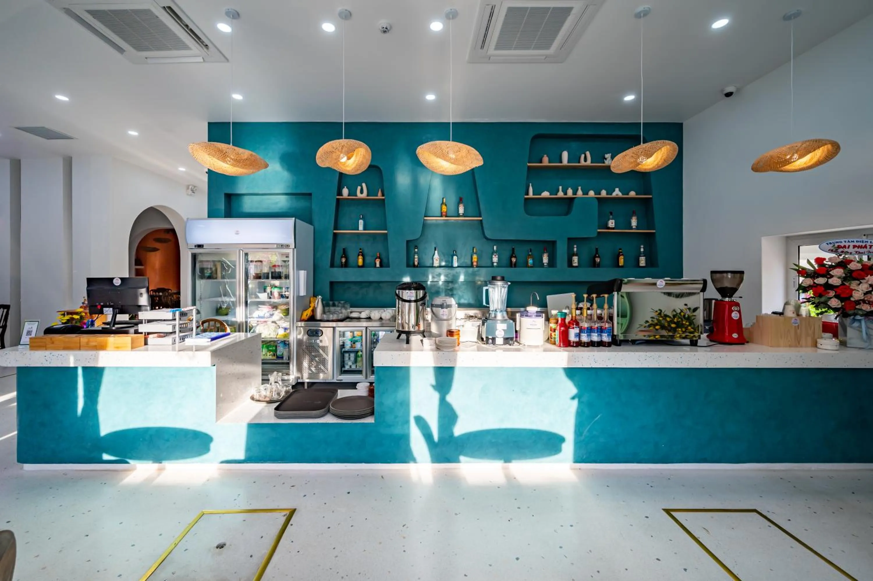 Restaurant/places to eat in Happiness Hotel