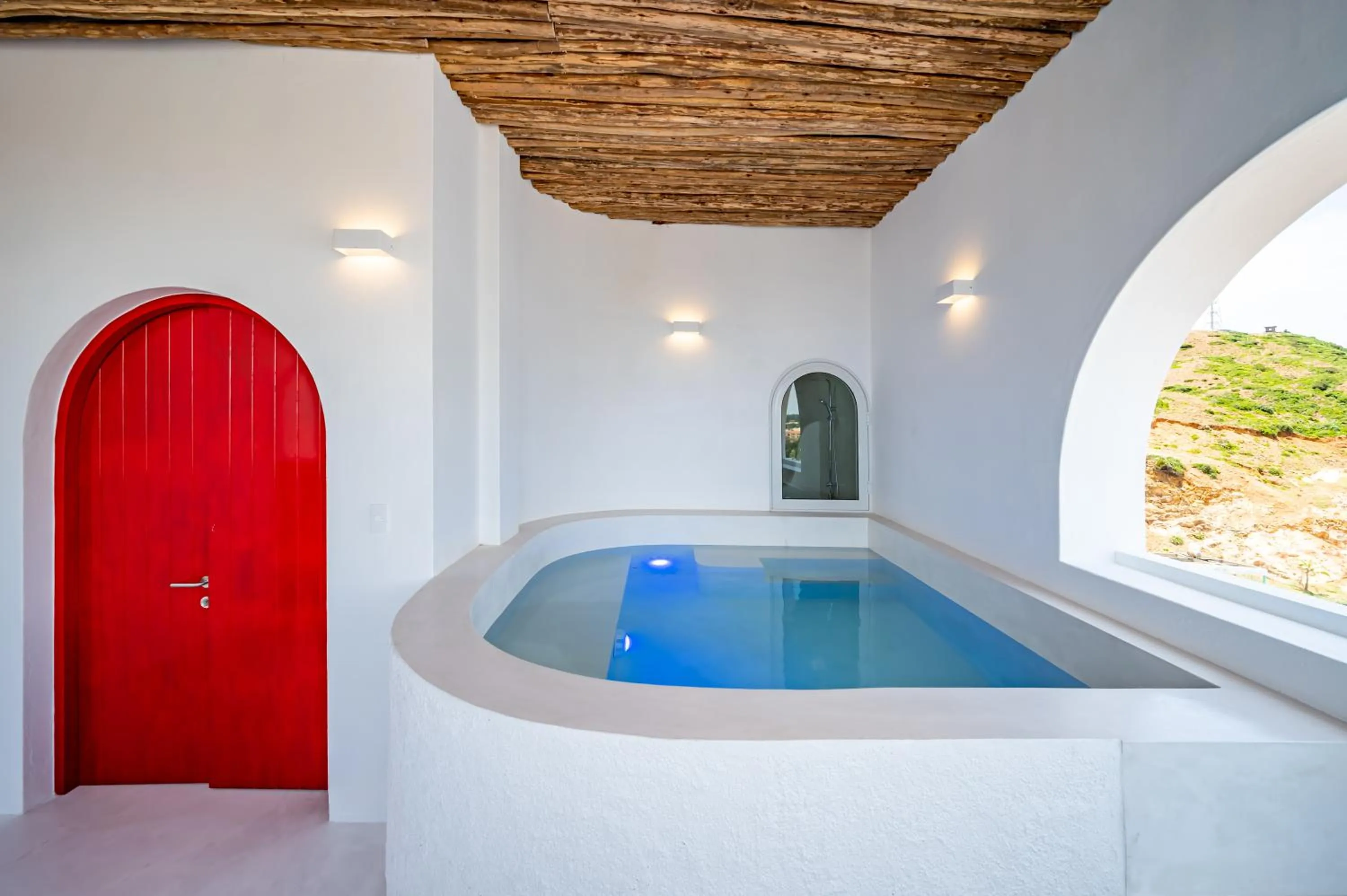 Swimming pool in Happiness Hotel