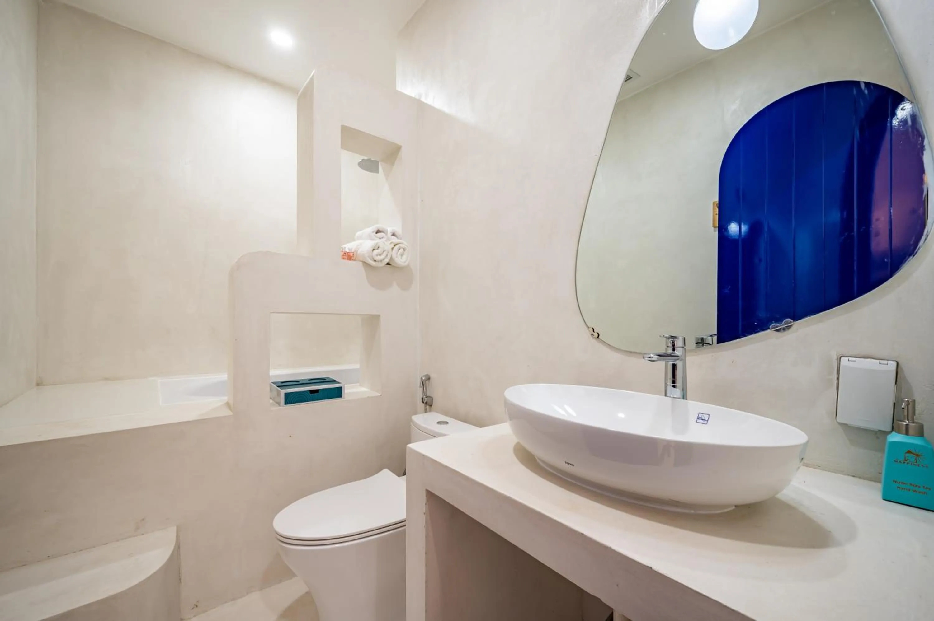 Shower in Happiness Hotel