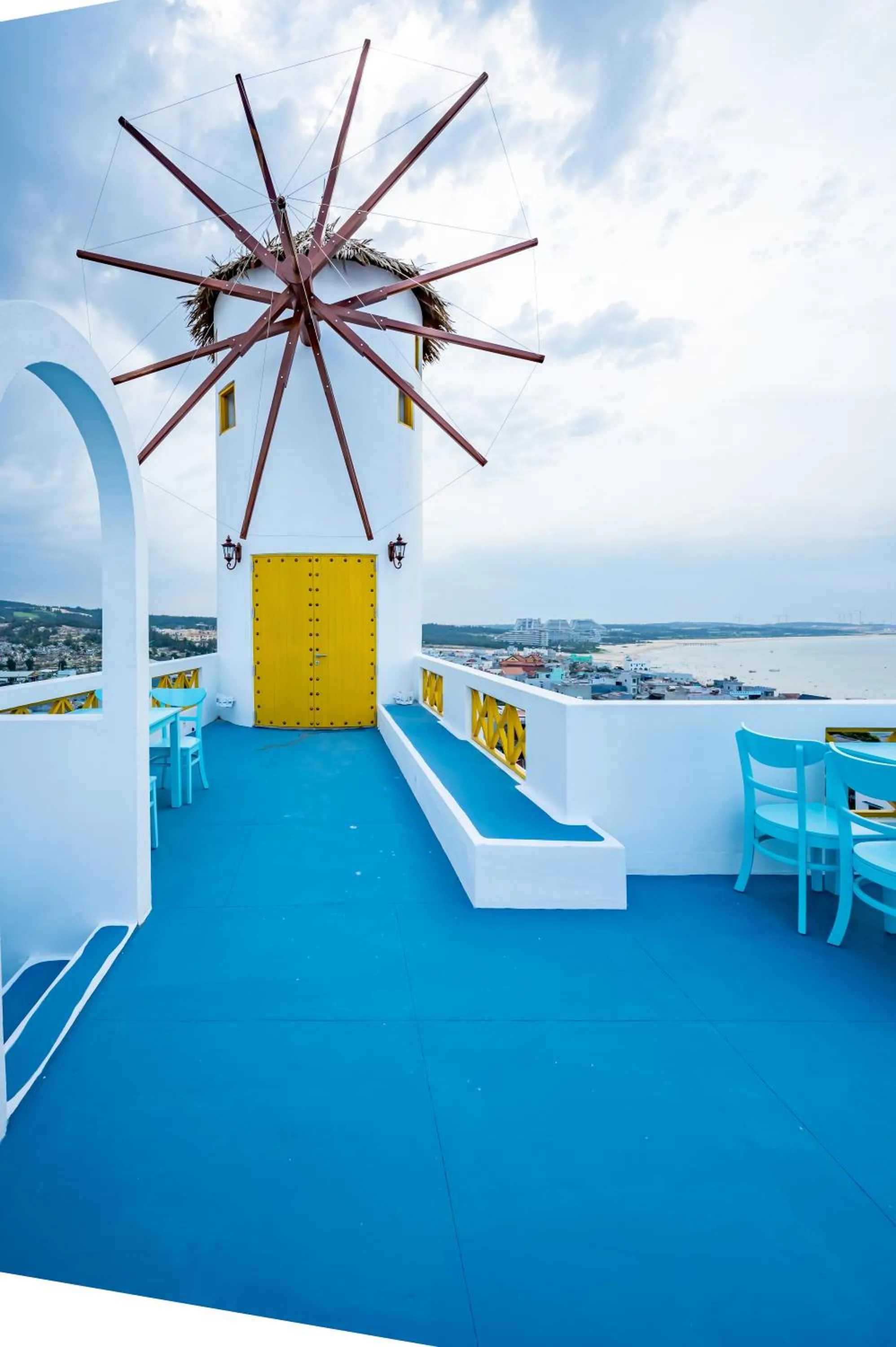 Restaurant/places to eat in Happiness Hotel