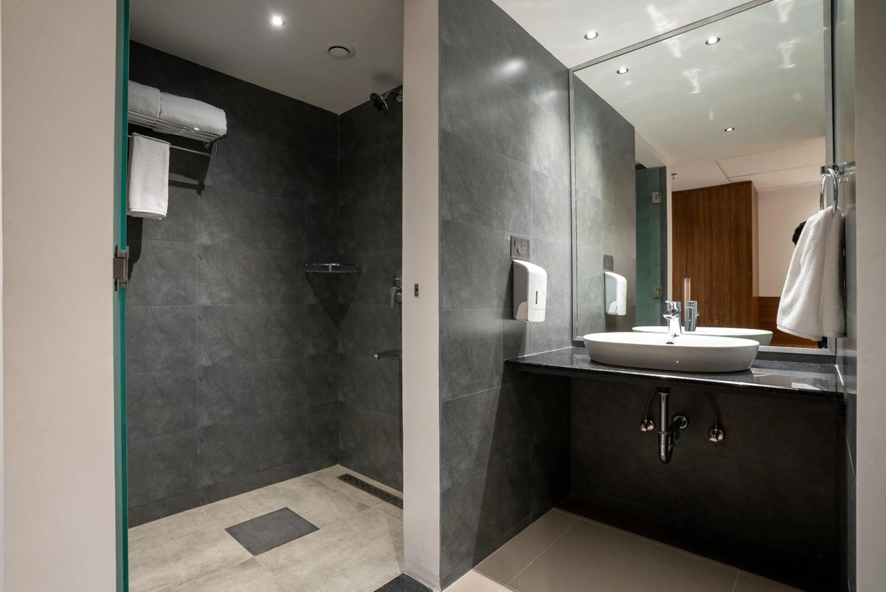 Shower in Lilac Hotel Guruvayur