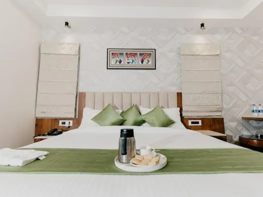 Bedroom, Bed in HOTEL EMERALD INN