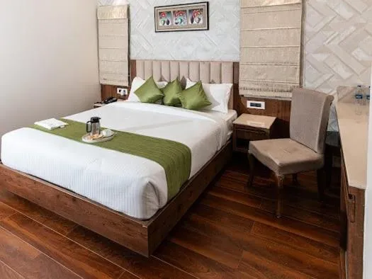 Bedroom, Bed in HOTEL EMERALD INN