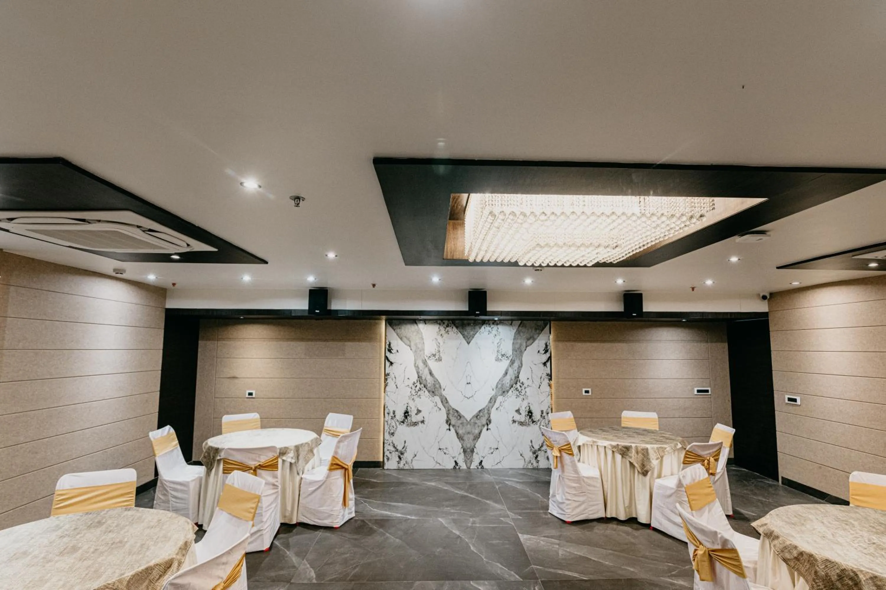 Banquet/Function facilities in HOTEL EMERALD INN