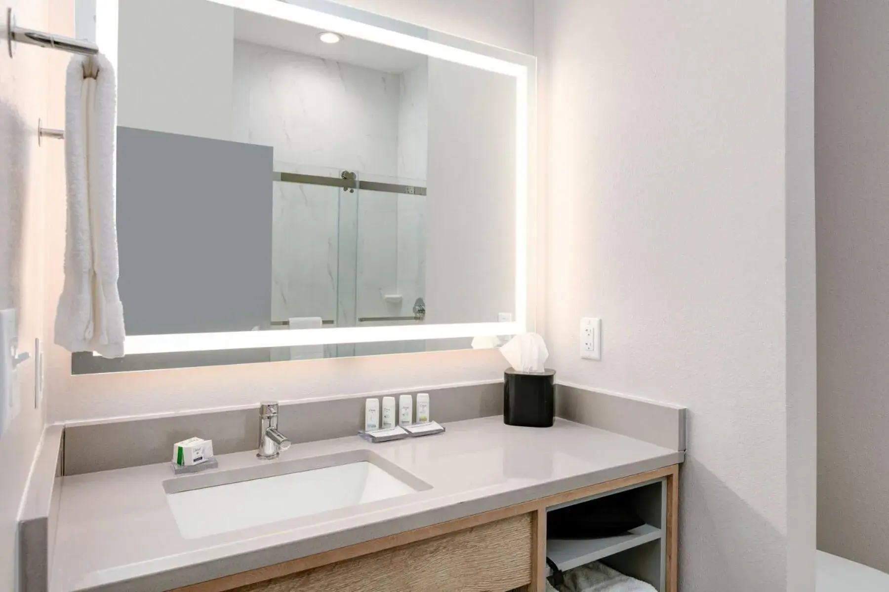 King Room with Mobility Access and Bathtub with Grab Bars, Non-Smoking in The Elm, a Ramada by Wyndham King Room with Mobility Access and Bathtub with Grab Bars, Non-Smoking in The Elm, a Ramada by Wyndham