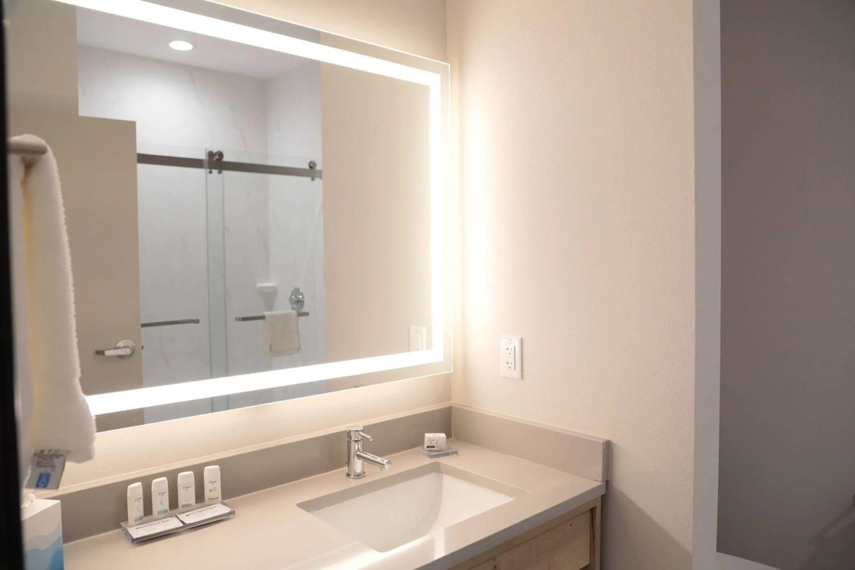 TV and multimedia in The Elm, a Ramada by Wyndham