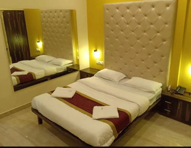 Bed in Hotel Deepak Executive, Ganpatipule