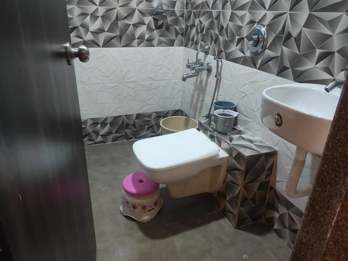 Toilet in Hotel Deepak Executive, Ganpatipule