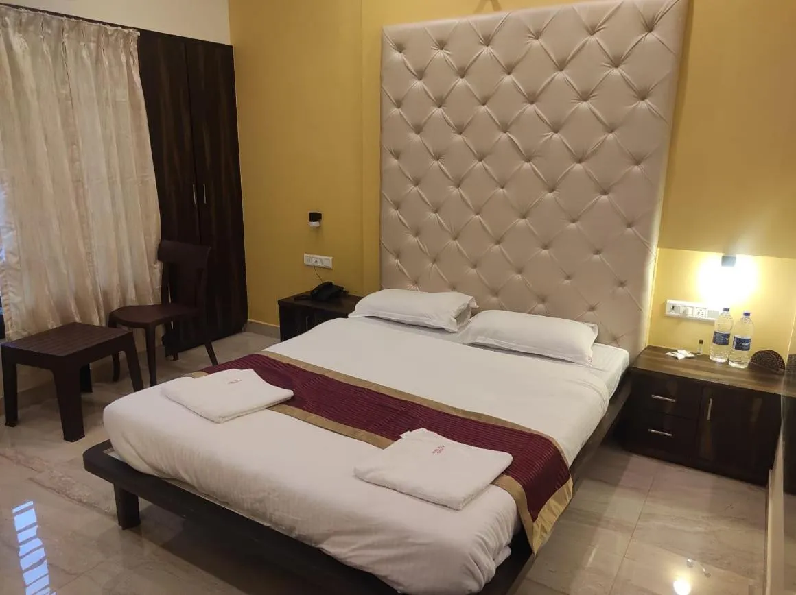 Bed in Hotel Deepak Executive, Ganpatipule