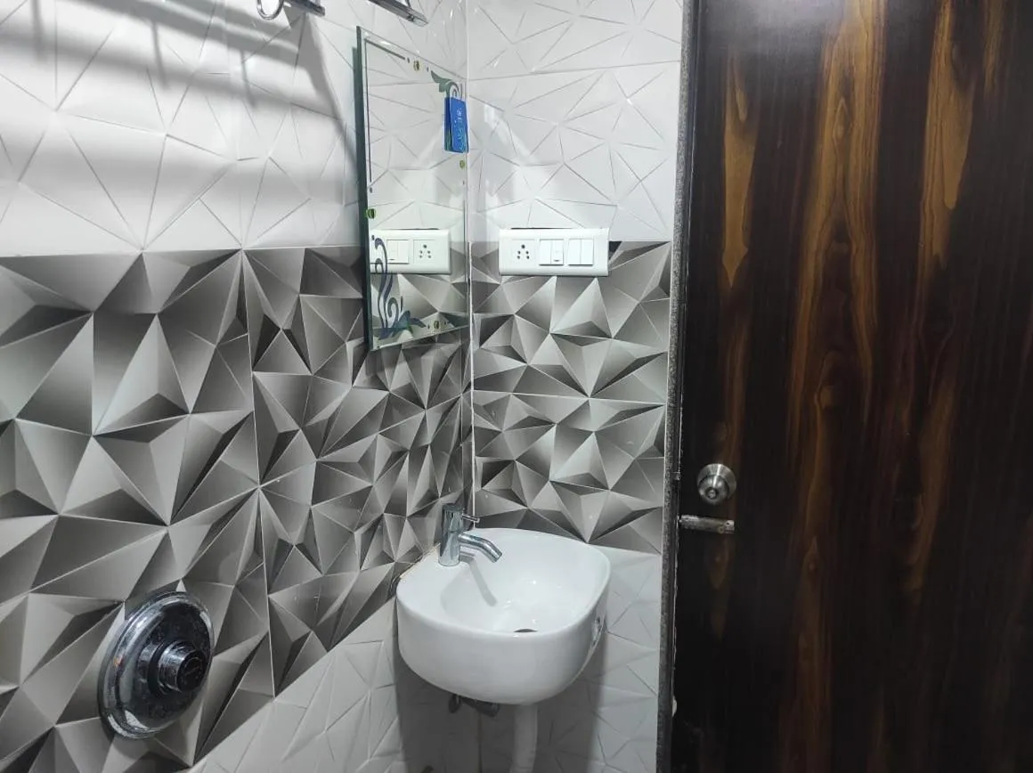 Shower in Hotel Deepak Executive, Ganpatipule