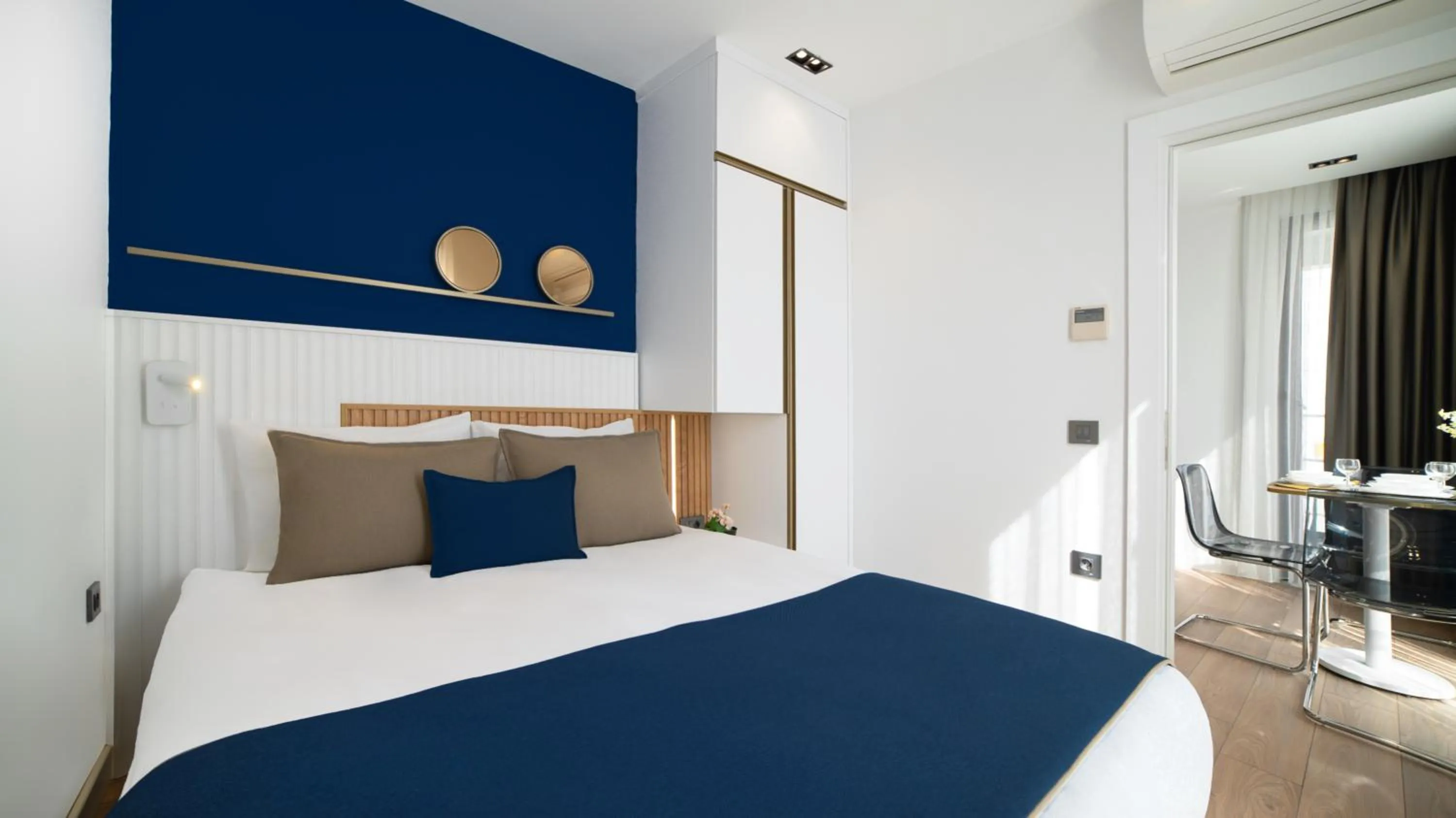 Bed in Stile Suite Marine Hotel