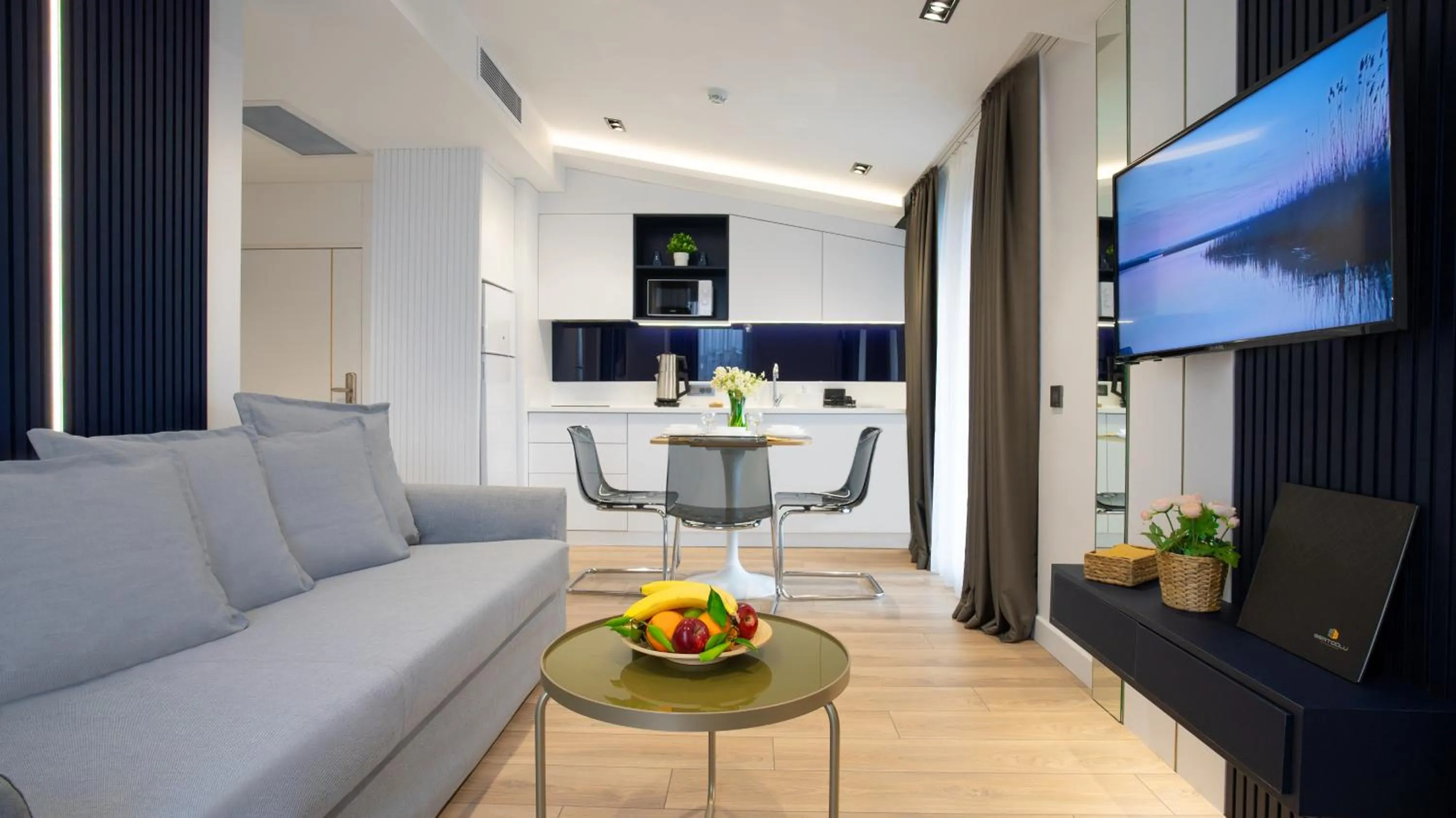 Communal lounge/ TV room in Stile Suite Marine Hotel