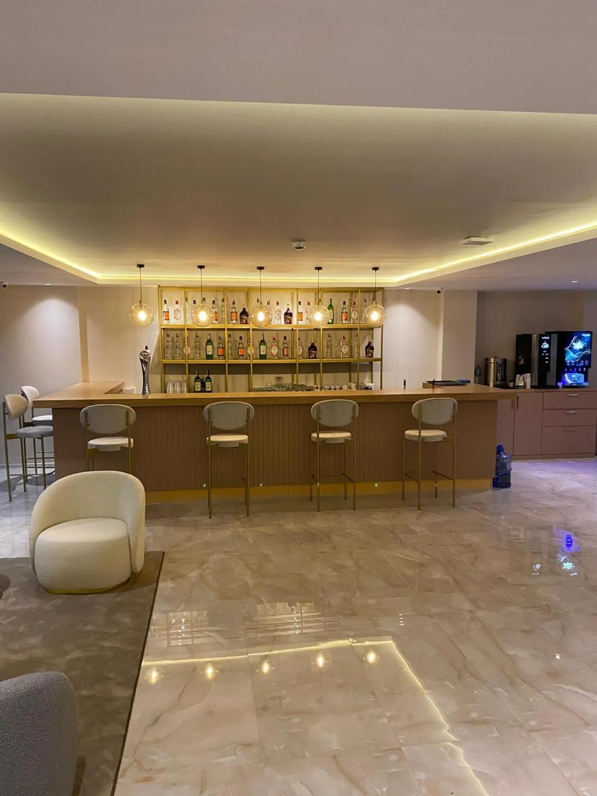 Restaurant/places to eat in FIFTY5 Suite Hotel