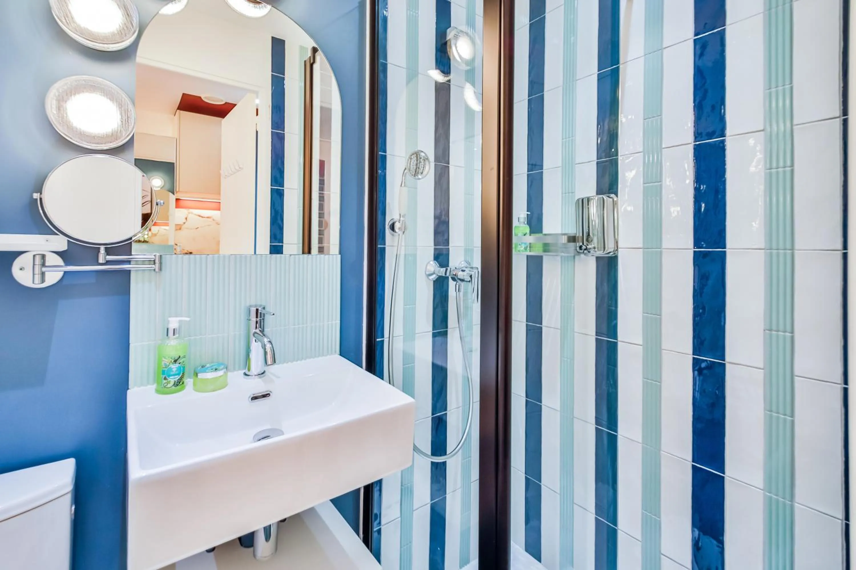 Shower in WS Molitor - Auteuil