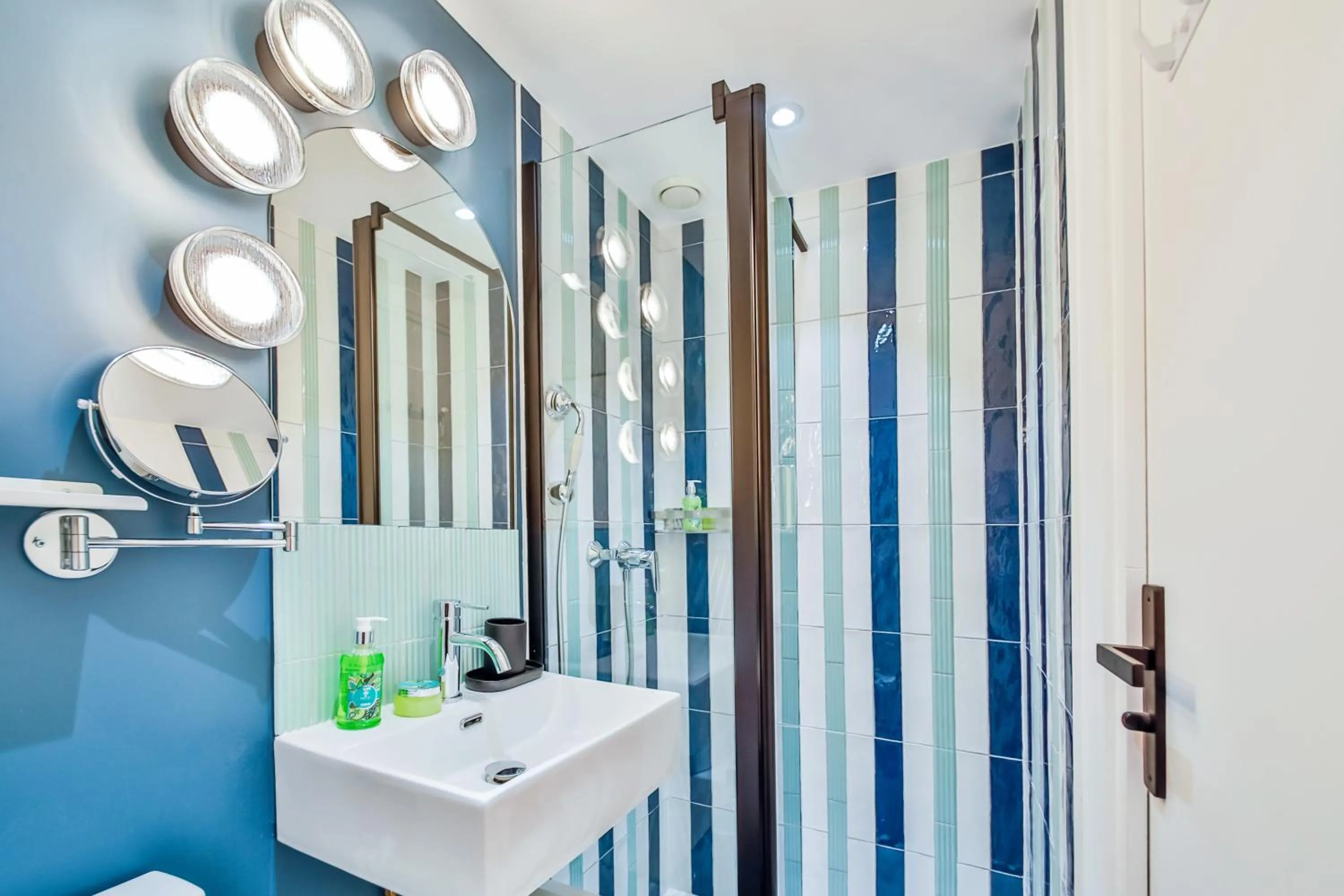 Shower in WS Molitor - Auteuil