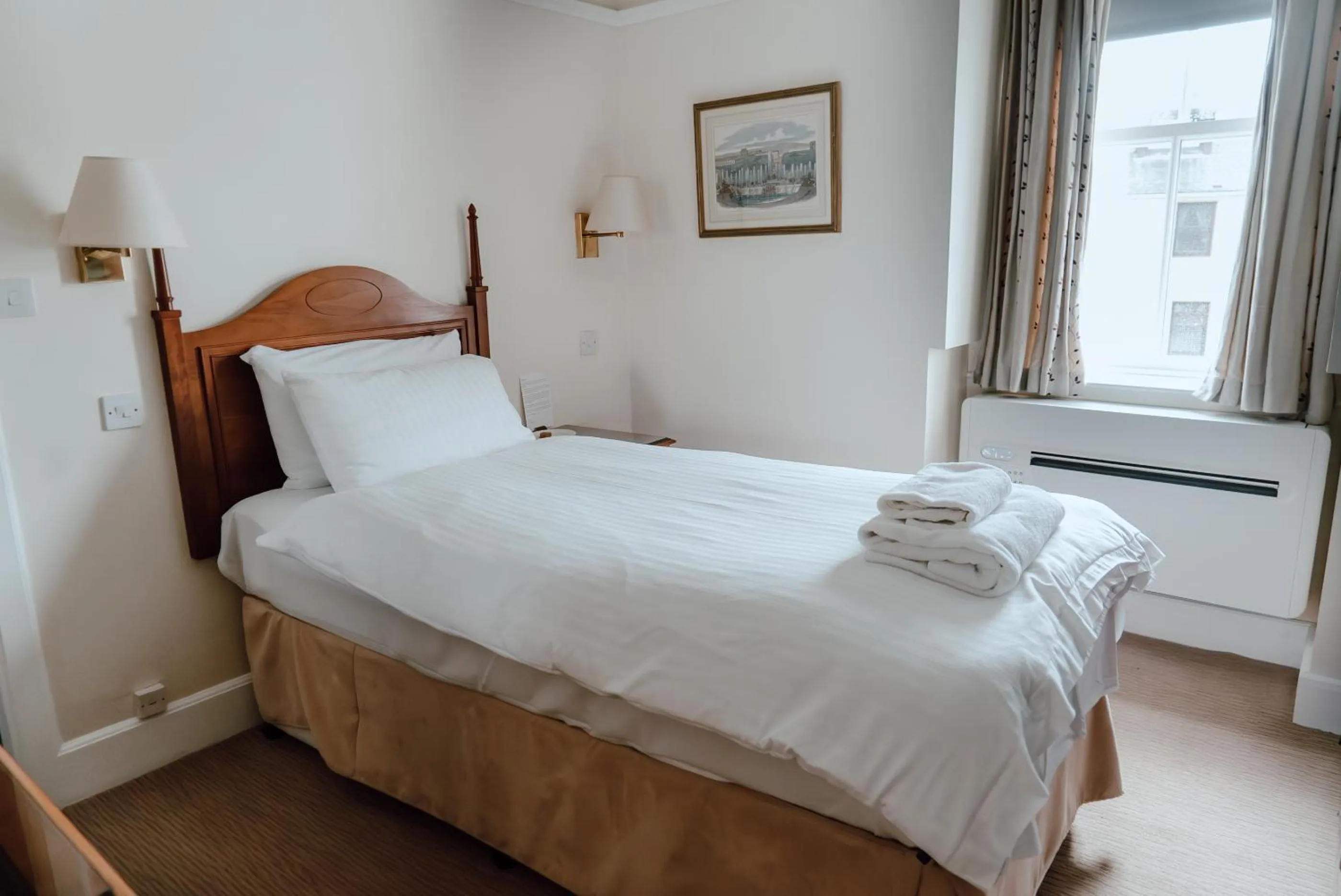 Bedroom, Bed in Royal Hotel