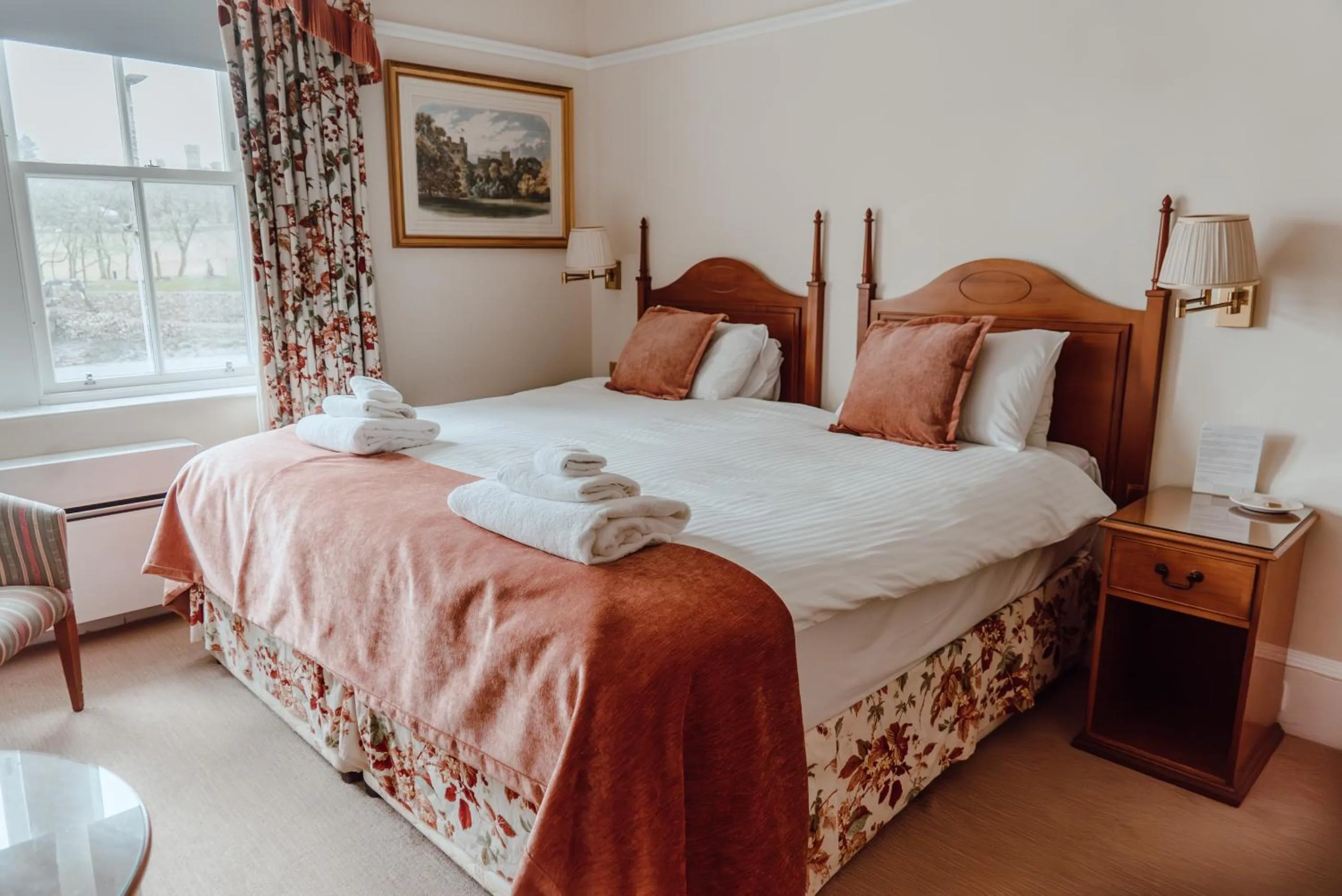 Bedroom, Bed in Royal Hotel