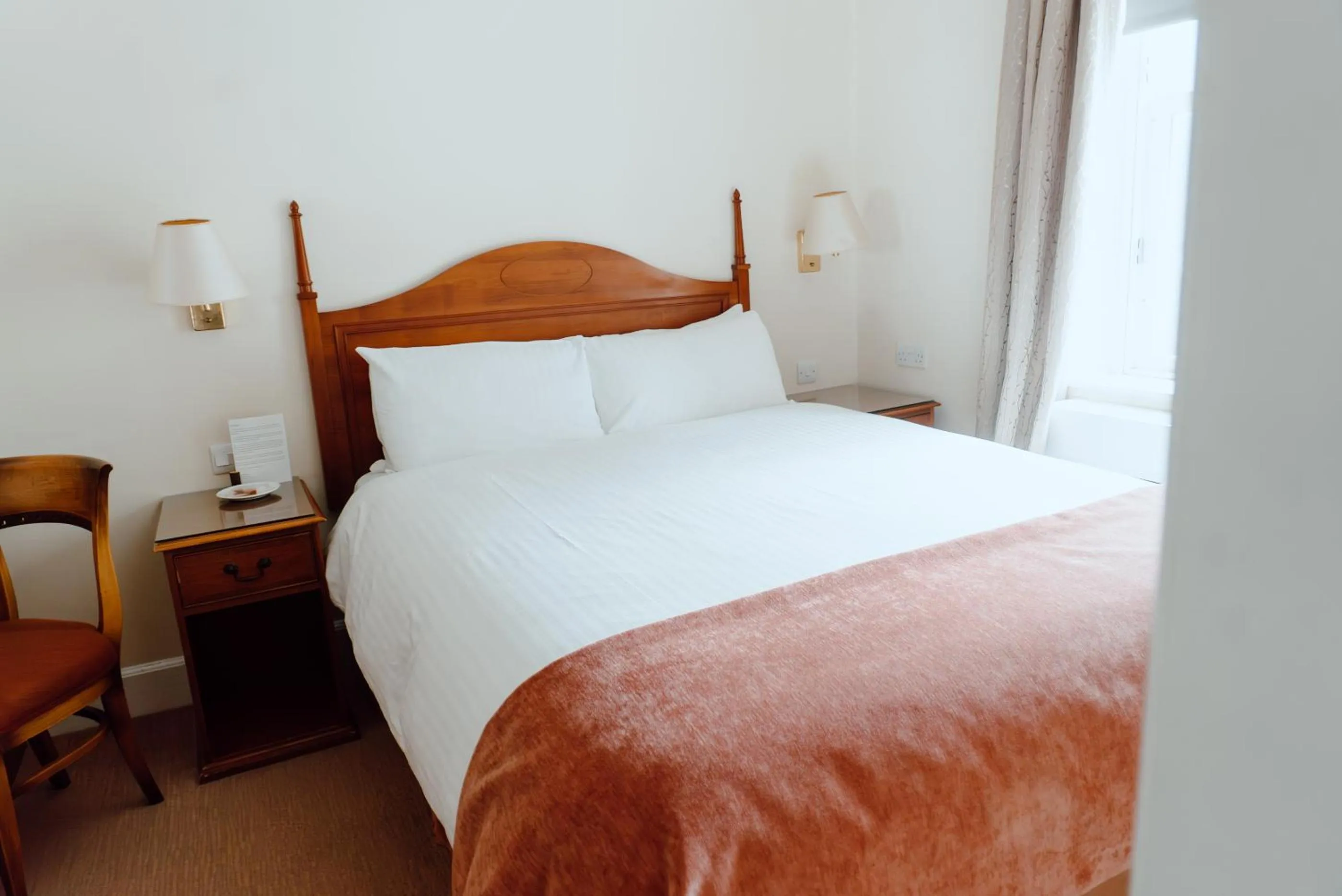 Bedroom, Bed in Royal Hotel