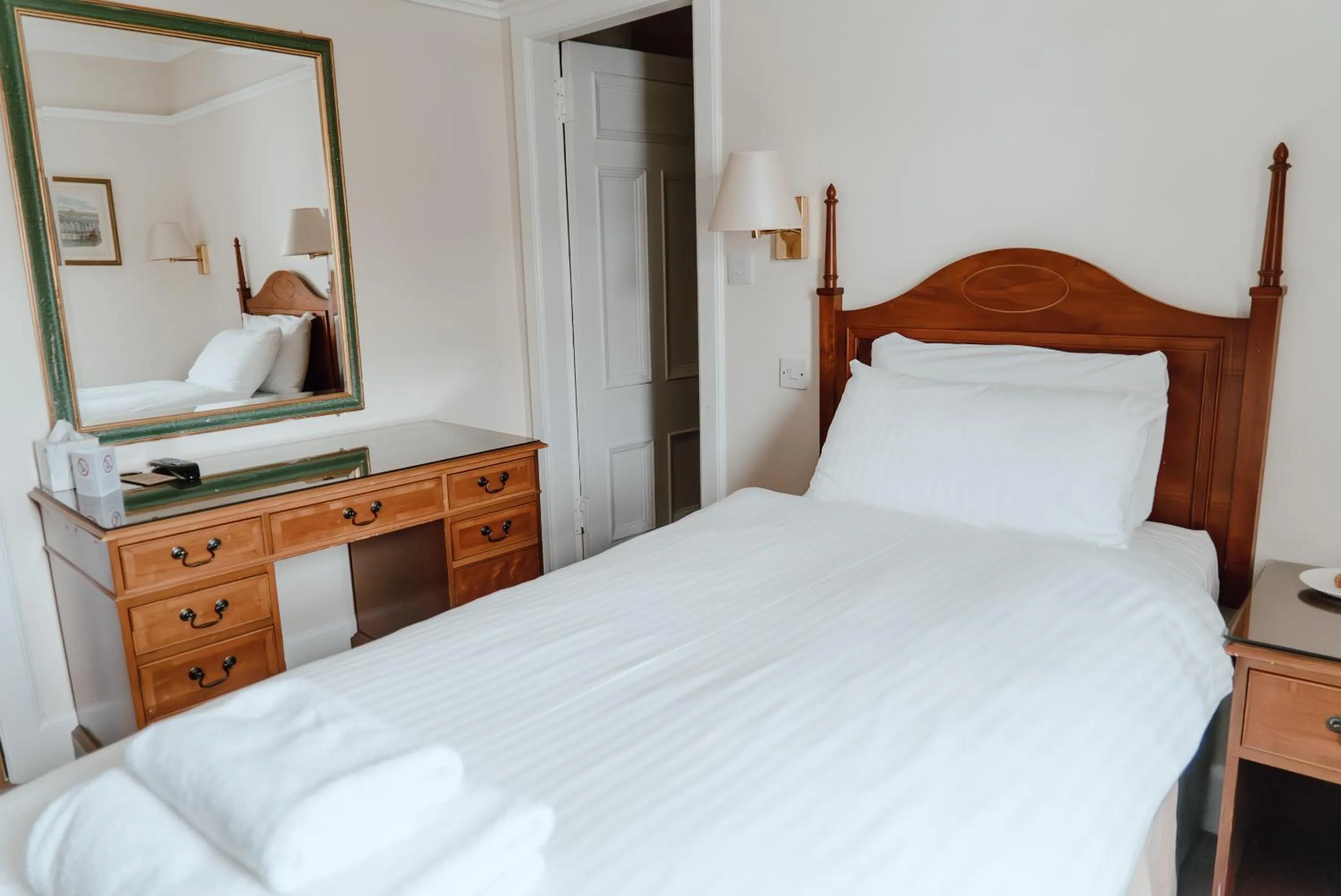 Bedroom, Bed in Royal Hotel