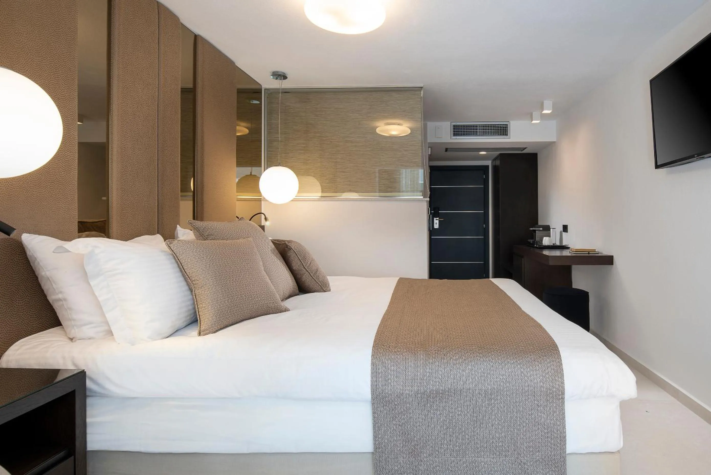 Bed in Alexandrion Appartments Down Town Adults Only