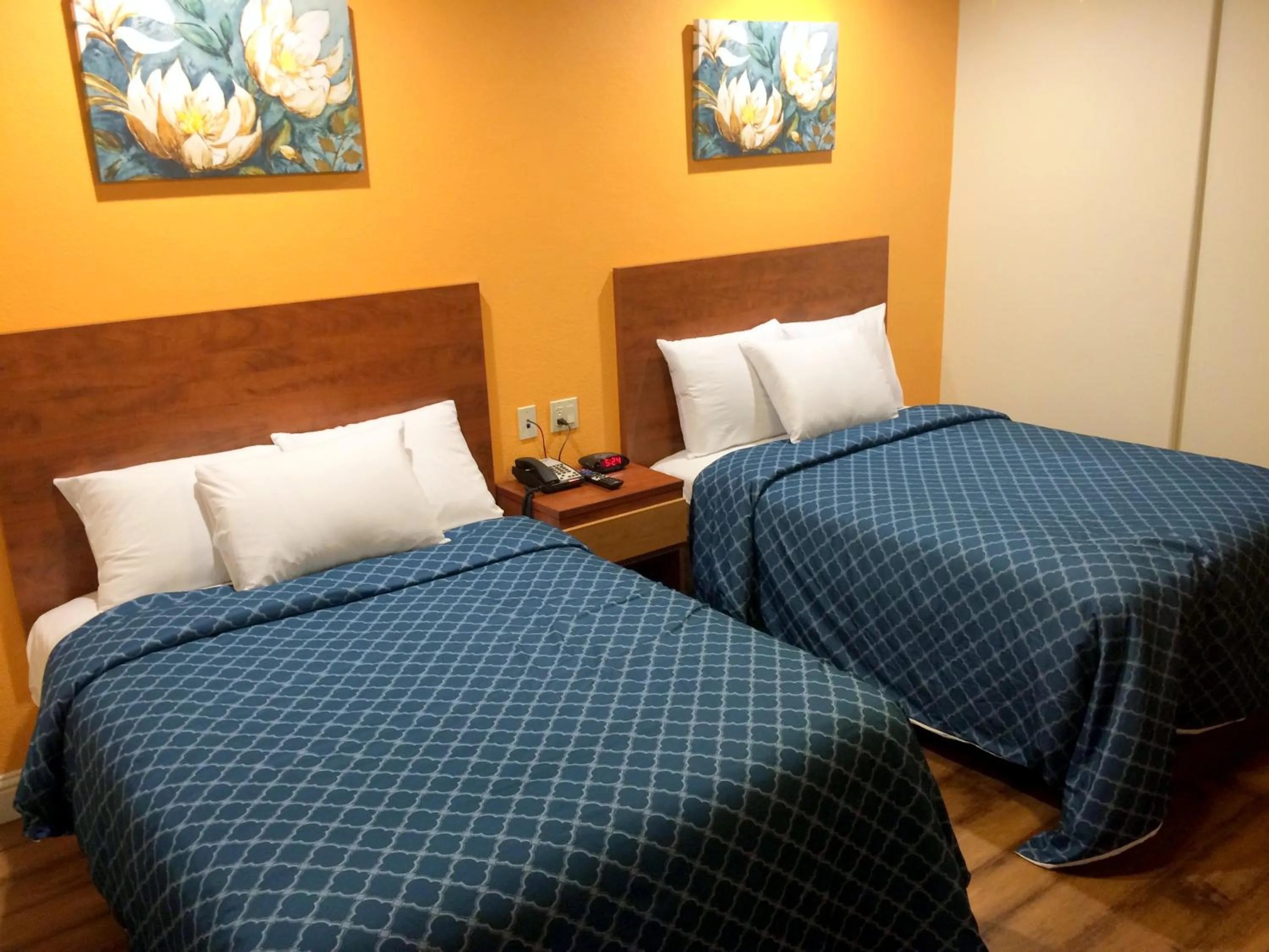 Bed in FairBridge Inn & Suites Gateway to Yosemite