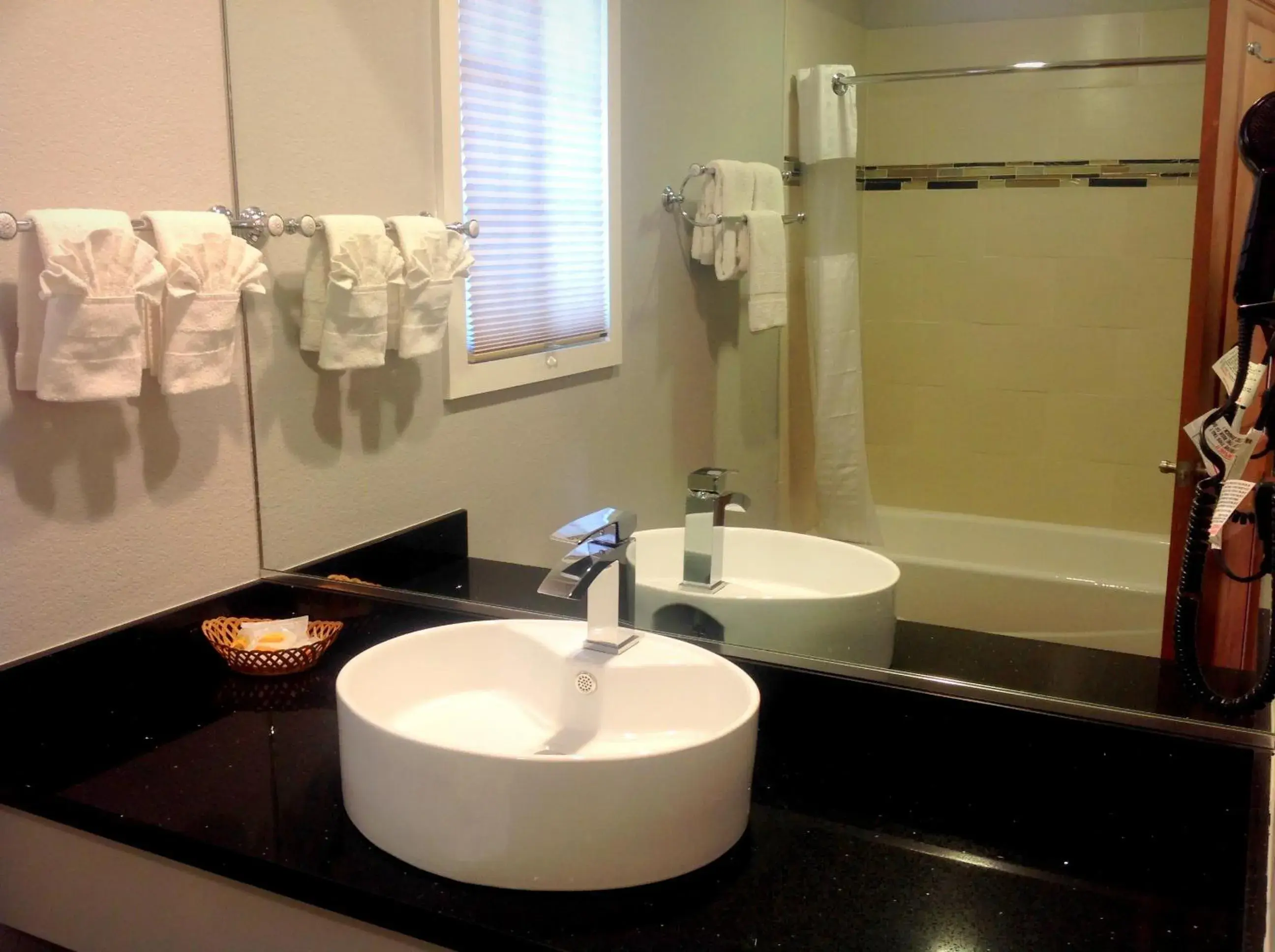 King Room - single occupancy in FairBridge Inn & Suites Gateway to Yosemite King Room - single occupancy in FairBridge Inn & Suites Gateway to Yosemite