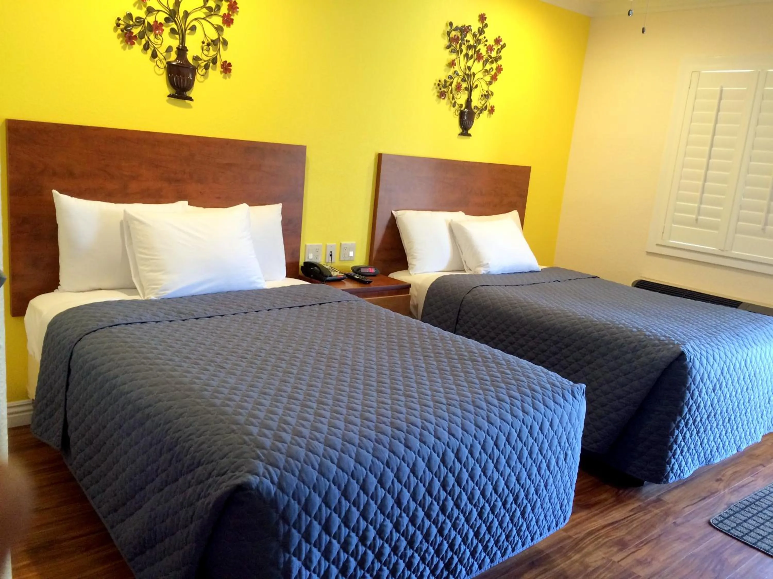 Bed in FairBridge Inn & Suites Gateway to Yosemite