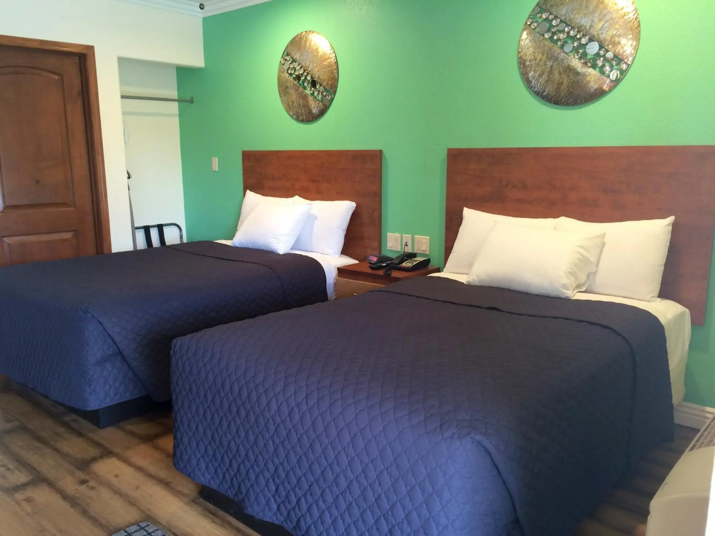 Double Room with Two Double Beds in FairBridge Inn & Suites Gateway to Yosemite Double Room with Two Double Beds in FairBridge Inn & Suites Gateway to Yosemite