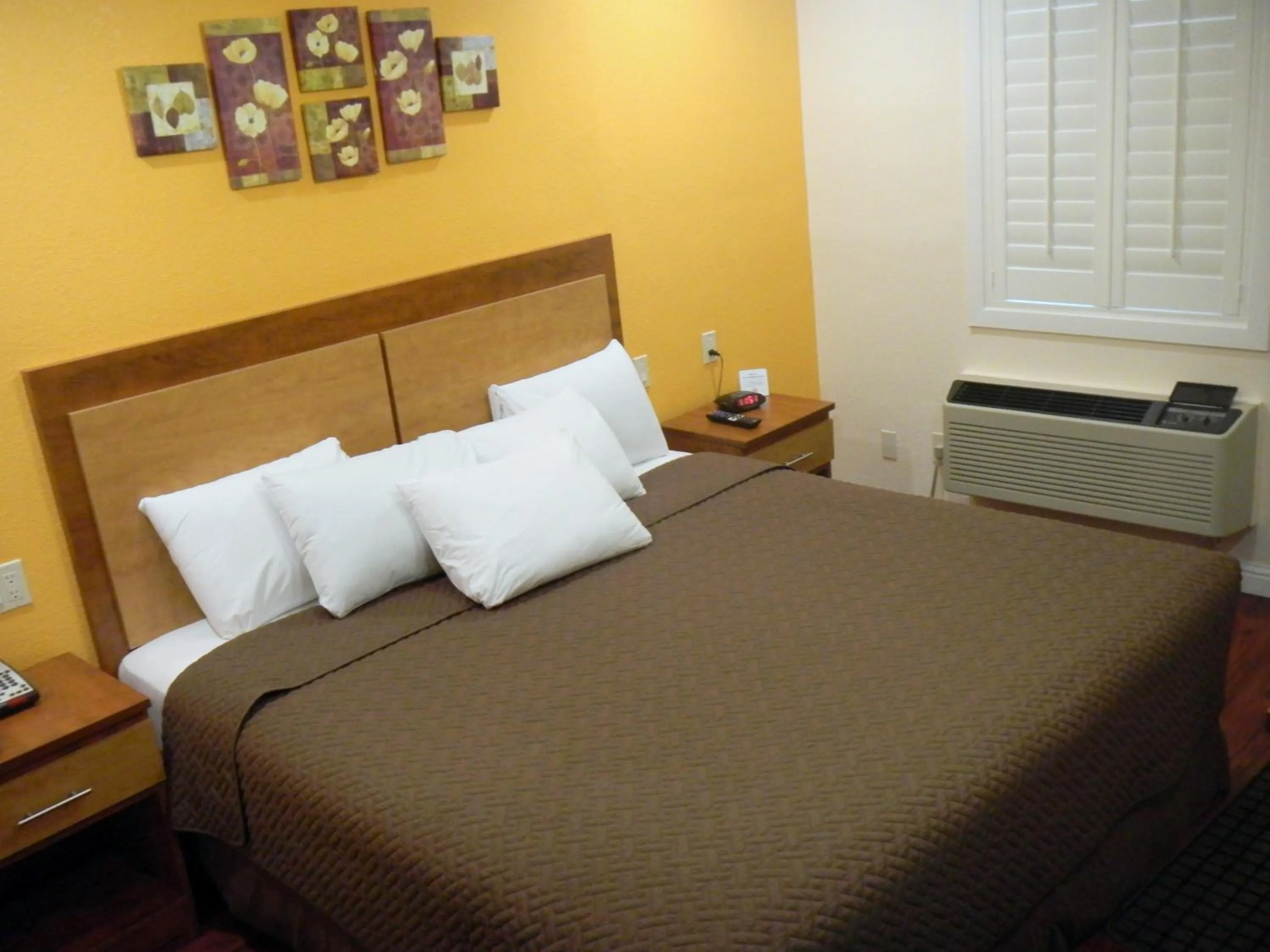 Bed in FairBridge Inn & Suites Gateway to Yosemite