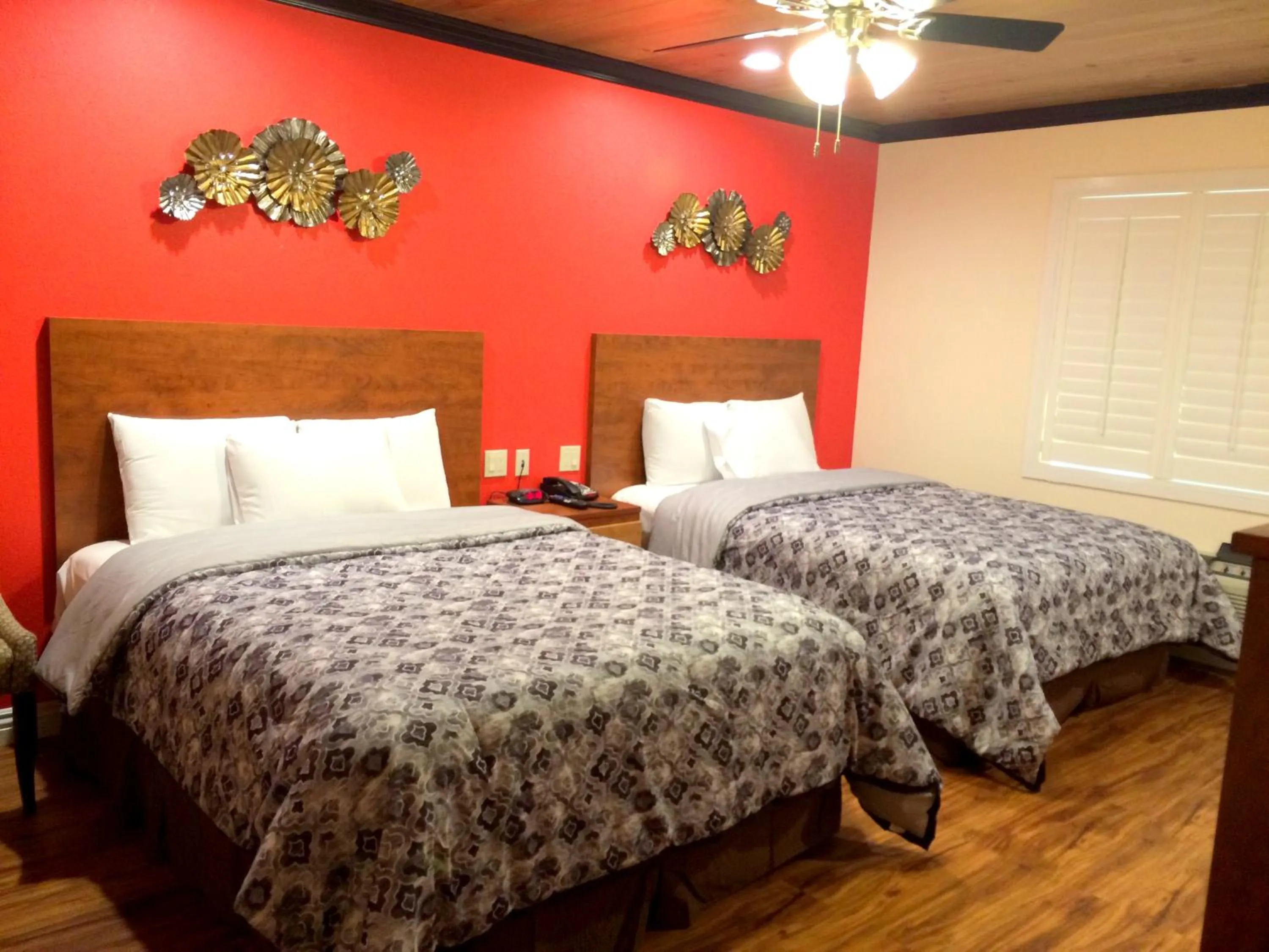 Bed in FairBridge Inn & Suites Gateway to Yosemite