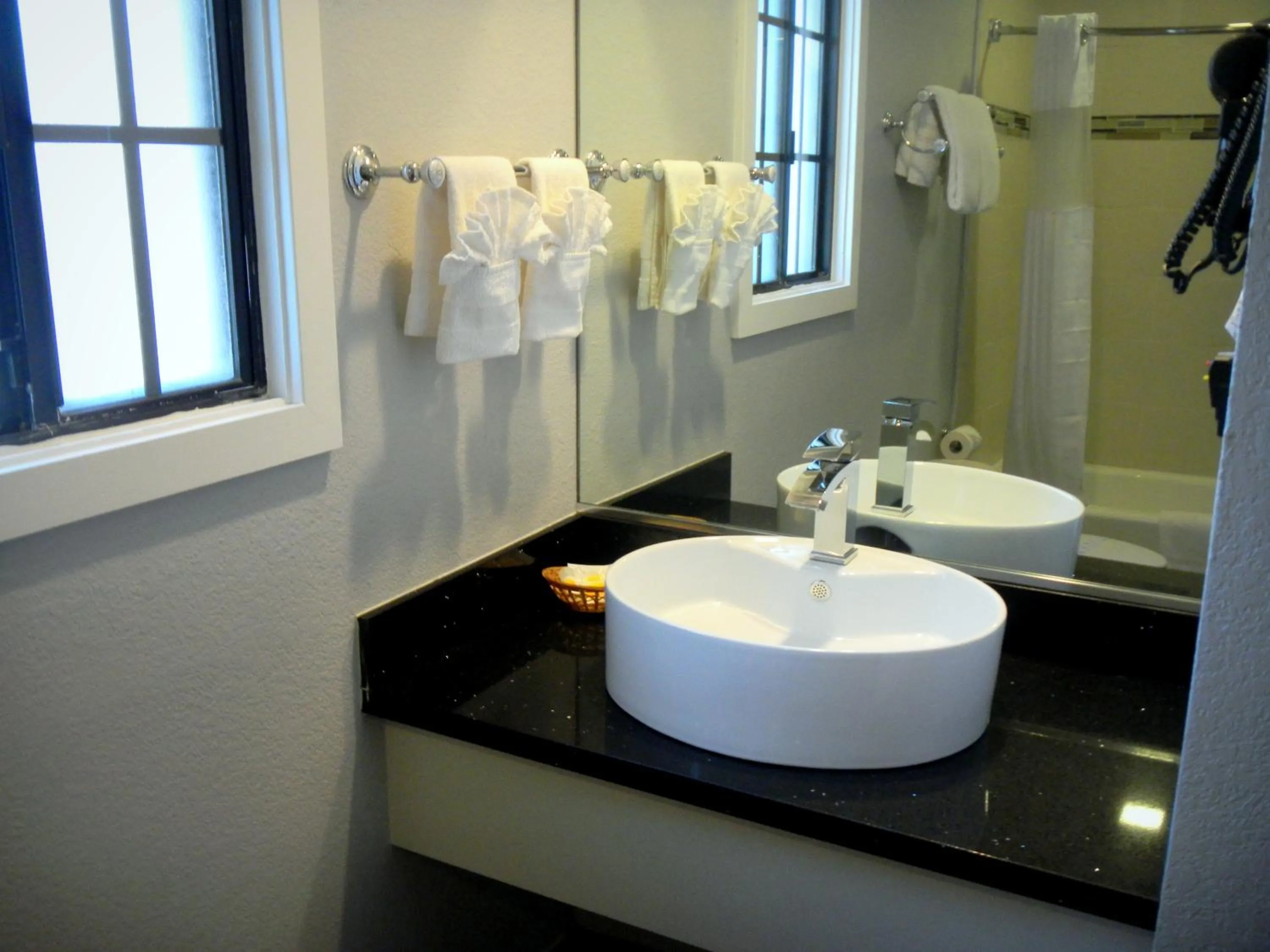 FairBridge Inn & Suites Gateway to Yosemite