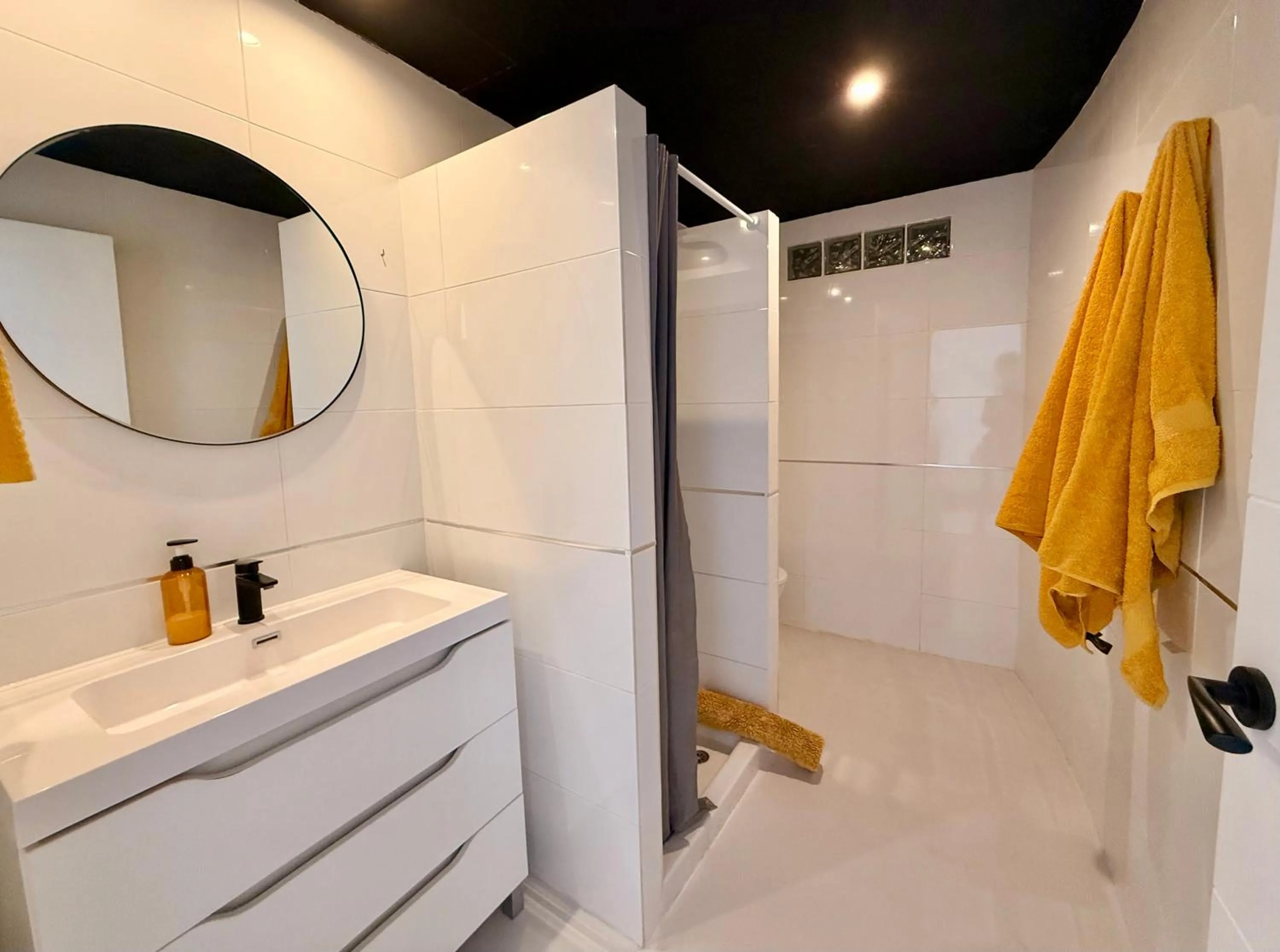 Shower in Kiwidestiny Alicante